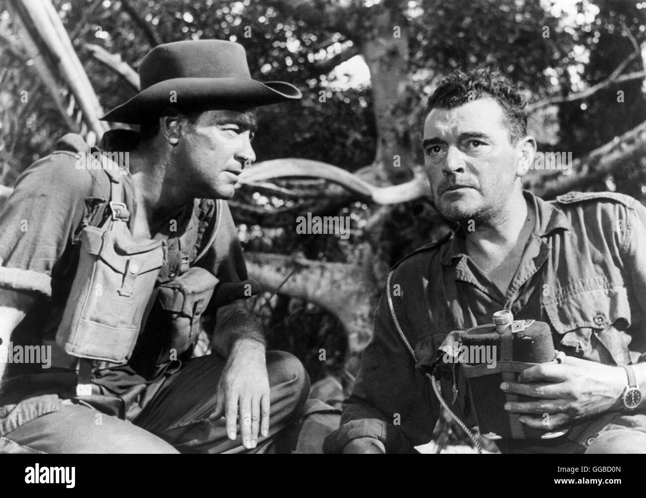 DIE BRüCKE AM KWAI Le Pont de la rivière Kwai GB 1957 David Lean Sheara (WILLIAM HOLDEN) und Grand Préfet (JACK HAWKINS) Régie : David Lean aka. Le pont sur la Rivière Kwai Banque D'Images