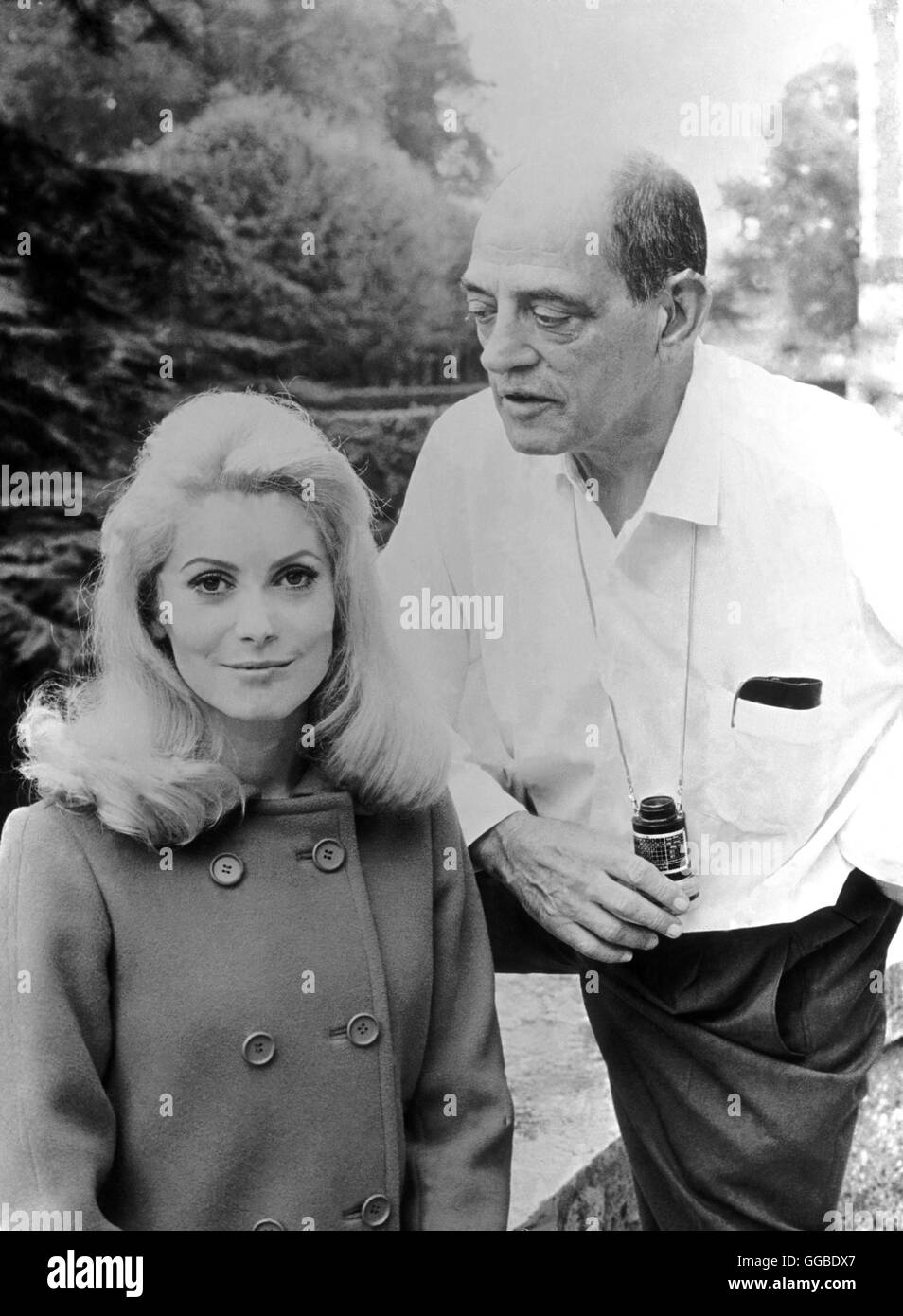 BELLE DE JOUR/Frankreich Italien 1967 Luis Bunuel avec Catherine Deneuve Réalisateur Luis Bunuel pendant le tournage de ' ' Belle de jour (1967). Régie : Luis Bunuel Banque D'Images