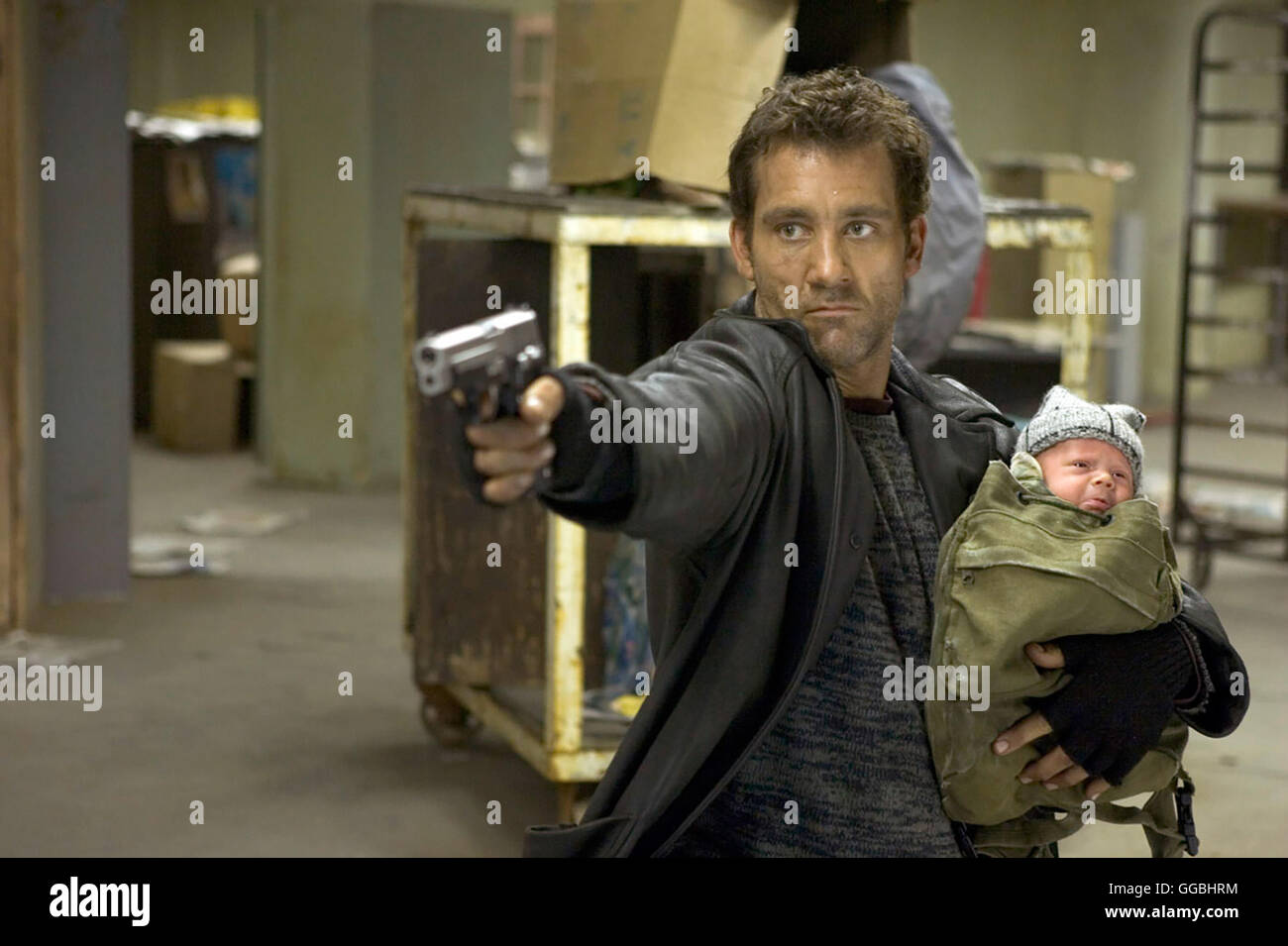 Shoot 'Em Up / Smith (CLIVE OWEN) avec bébé régie : Michael Davis aka. Shoot 'Em Up Banque D'Images