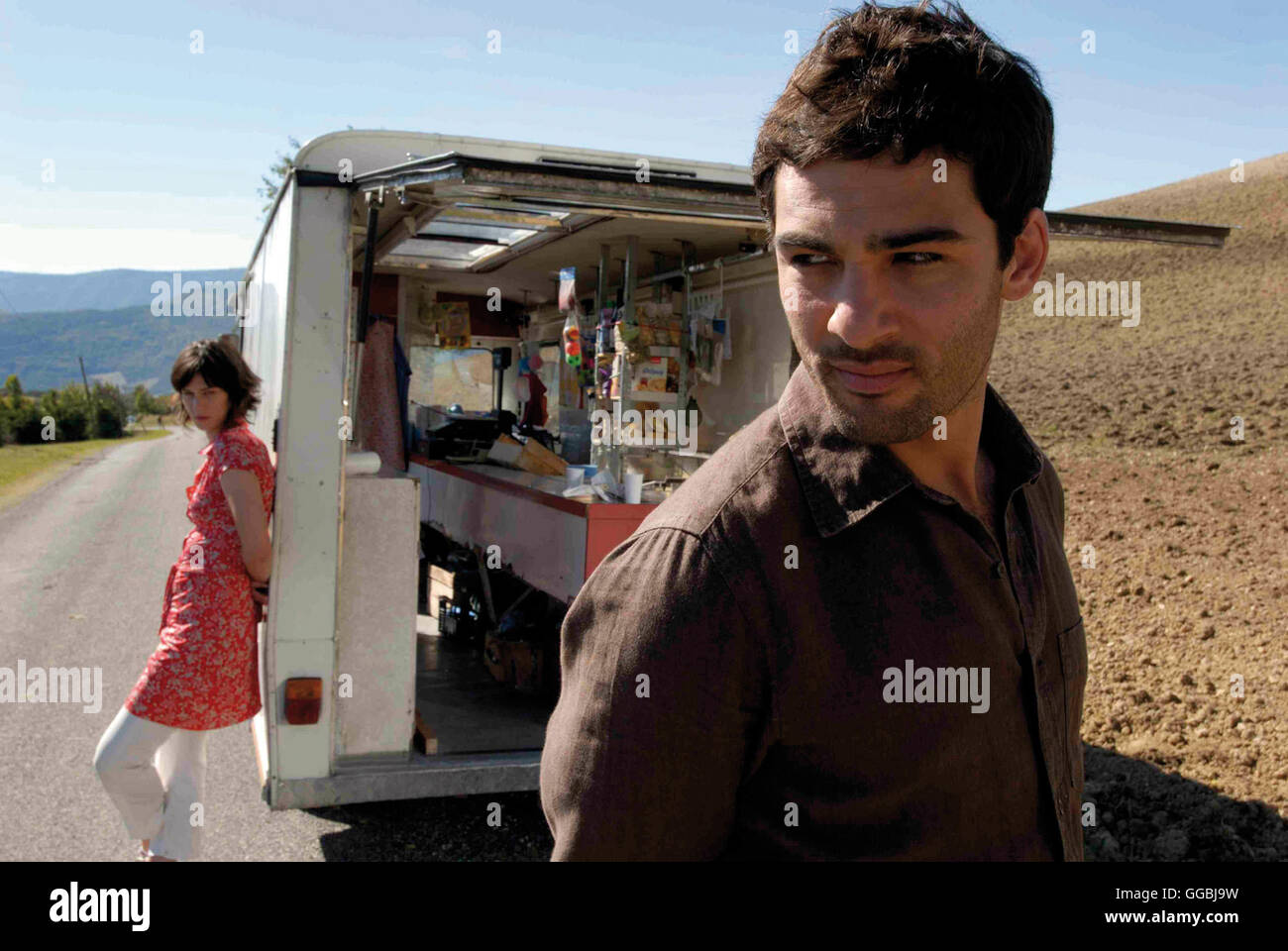 Der fliegende Händler / Antoine (Nicolas Cazalé) und Claire (Clotilde Hesme) sur la route Regie : Eric Guirado aka. Le fils de l'épicier Banque D'Images