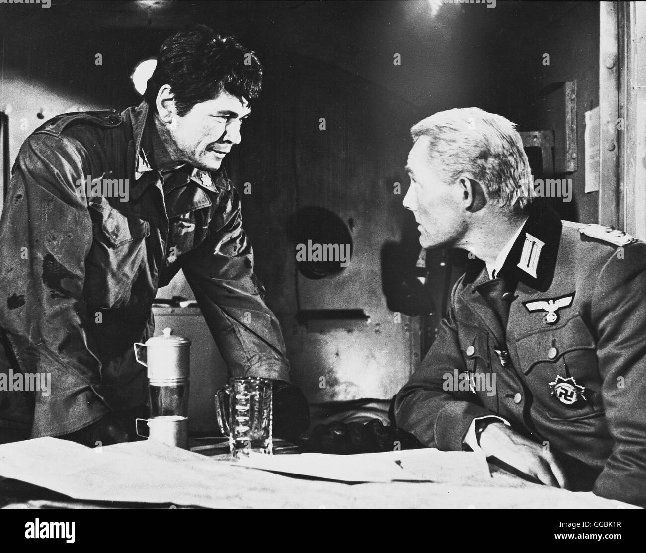 ARDENNEN 1944 - DIE LETZTE SCHLACHT / (Bataille des Ardennes) USA 1965 / Ken Annakin Ende 1944 Ardennen-Offensive : Mit der versucht, Hitler den immer enger werdenden Ring der Alliierten zu sprengen. Nous mourir-Einheiten werden von den deutschen überrumpelt. Le lieutenant général erkennen und Kiley gris, il est Die Deutschen Probleme mit dem Treibstoff haben. Voir mit Wolenski (Charles BRONSON) und Oberst Hessler (ROBERT SHAW) Régie : Ken Annakin aka. Bataille des Ardennes Banque D'Images