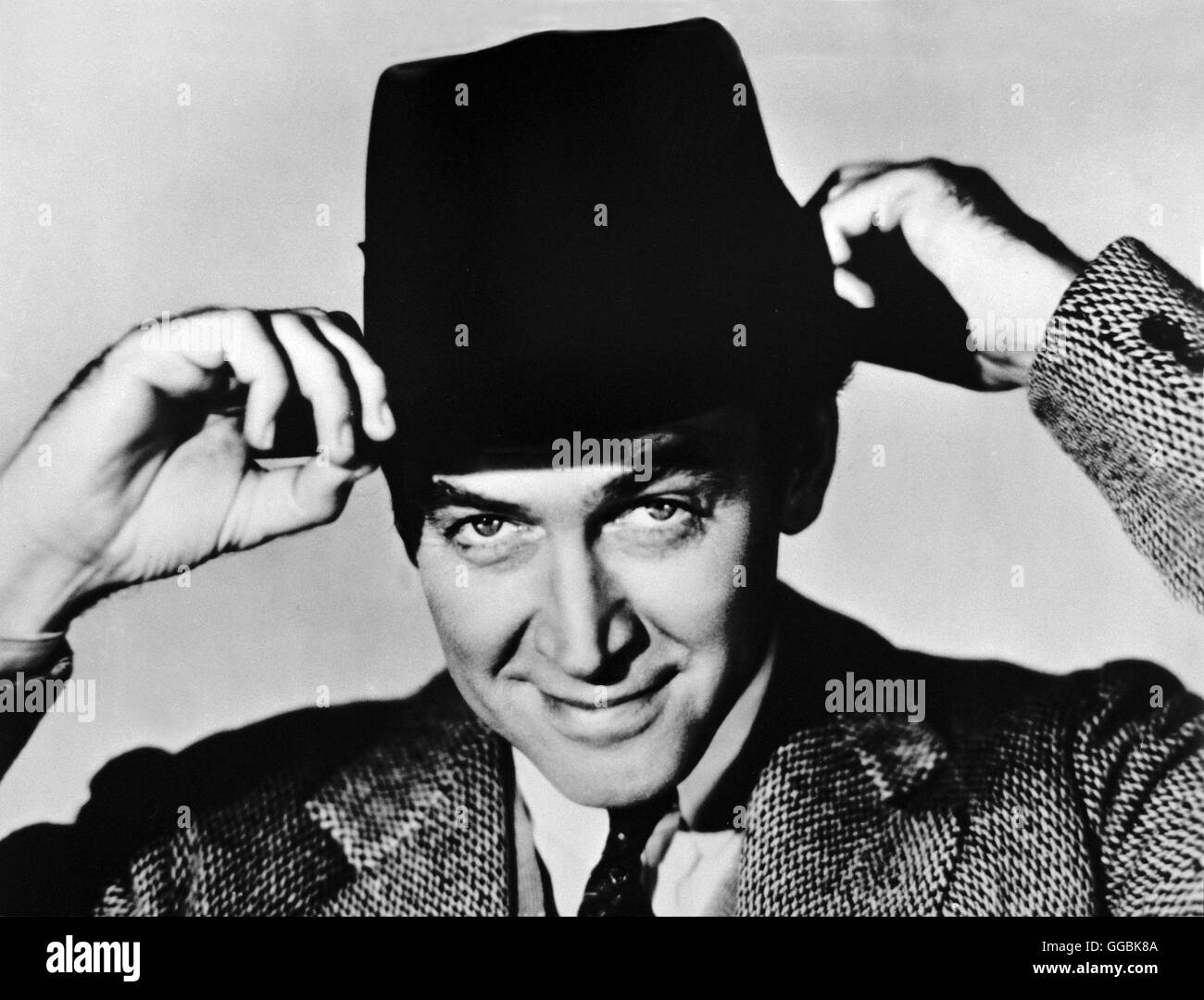 MEIN FREUND / HARVEY Harvey USA 1950 / Henry Koster Elwood P. Dowd (JAMES STEWART) fühlt sich wunschlos glücklich. Erhat Alles, was er zum Leben braucht, vor allem aber Er hat einen Freund, der seinesgleichen sucht : Harvey. Die beiden sind ein Herz und eine Seele. Ganz und gar nicht sind glücklich dagegen Veta Luise und ihre Tochter, die mit Elwood zusammenleben. FürVeta Luise gibt es keinen Zweifel, dass ihr Bruder spinnt. Wer heiratet schon gerne eine junge Frau mit Allen, Onkel Leuten einen unsichtbaren Hasen weißer bär als Freund vorstellt ! Regie : Henry Koster aka. Harvey Banque D'Images