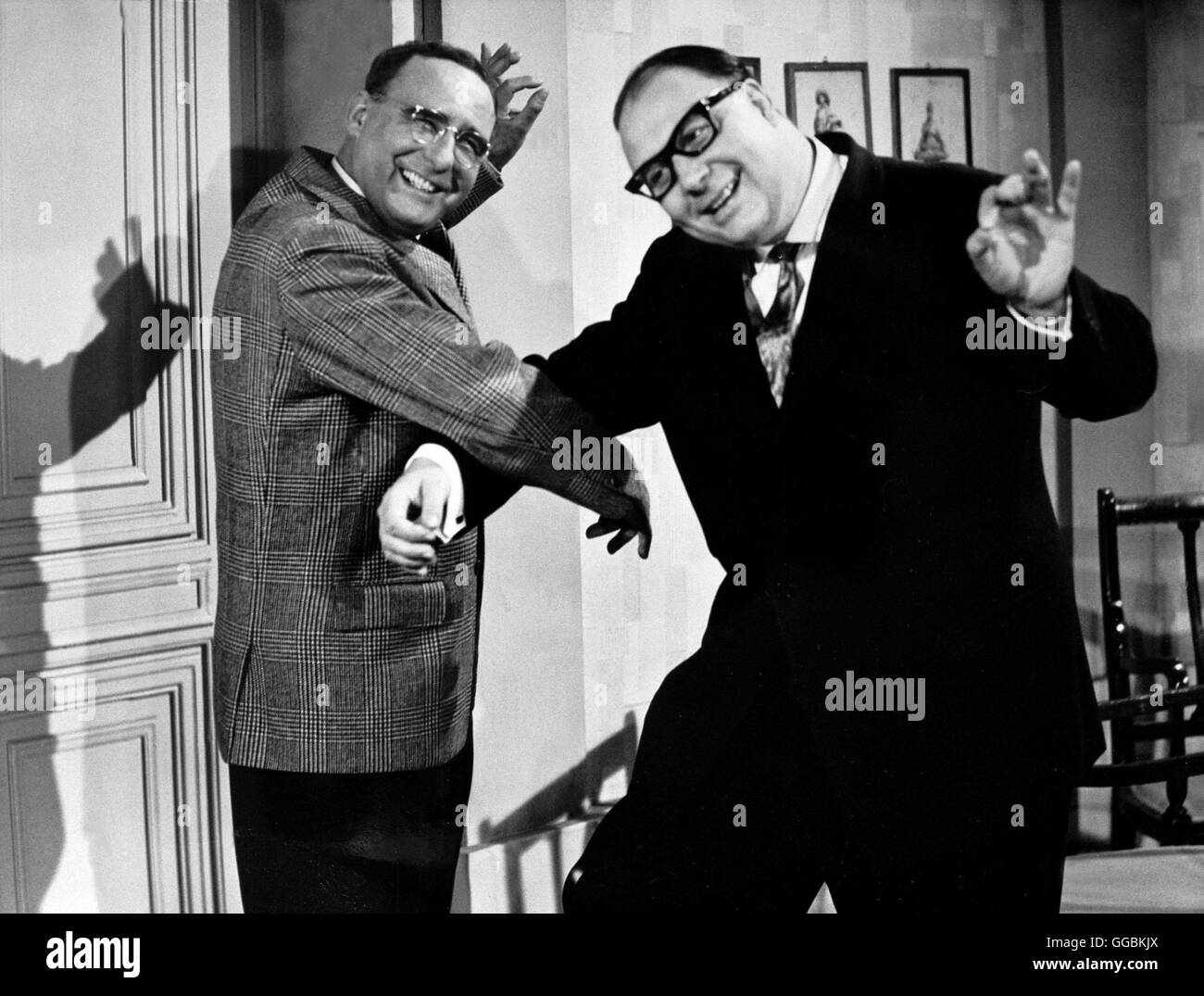 KAUF DIR EINEN BUNTEN LUFTBALLON / BRD/Österreich 1960 / Geza von Cziffra und der Eishockeyspieler Bühnenbilder Hans Haller verliebt sich in die junge Eislauflehrerin Inge König. Um sie treffen zu können, nimmt er bei ihr Unterricht und gibt sich als Theaterdirektor Knapp aus. Eine Reihe von turbulenten Verwechslungen nimmt ihren Lauf. Voir mit WALTER GROSS (Josef) und HEINZ ERHARDT (als der echte Direktor Knapp). Regie : Geza von Cziffra Banque D'Images