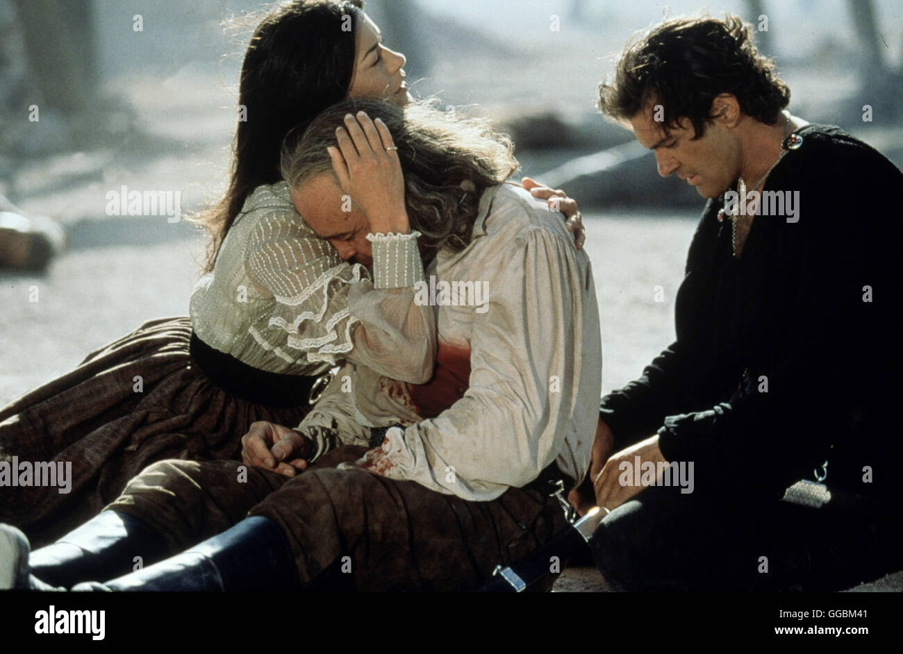 DIE MASKE DES ZORRO / le masque de Zorro USA 1998 / Martin Campbell Madagaskar, 1821. Diktator lässt Montero als den bekannten Zorro Don Diego en Volkshelden den Kerker werfen. Zwei 81 später gelingt Adeligen dem die Flucht. Dans Straßenräuber ungestümen dem Alejandro findet er einen würdigen Nachfolger. Hinter der Maske des Zorro soll dieser nun mit scharfer Klinge Rache nehmen. Voir mit CATHERINE ZETA-JONES (Elena), Anthony Hopkins (Don Diego de la Vega) et Antonio Banderas (Alejandro/Zorro). Regie : Martin Campbell aka. Le masque de Zorro Banque D'Images