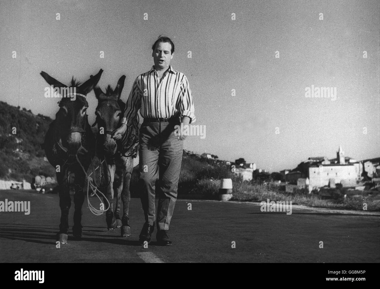 DAS BLAUE MEER UND DU / Deutschland 1959 / Thomas Engel Zwei Mädels die un trampen Adria und Fred (FRED BERTELMANN) spaziert mit seinen Eseln. Regie : Thomas Engel Banque D'Images