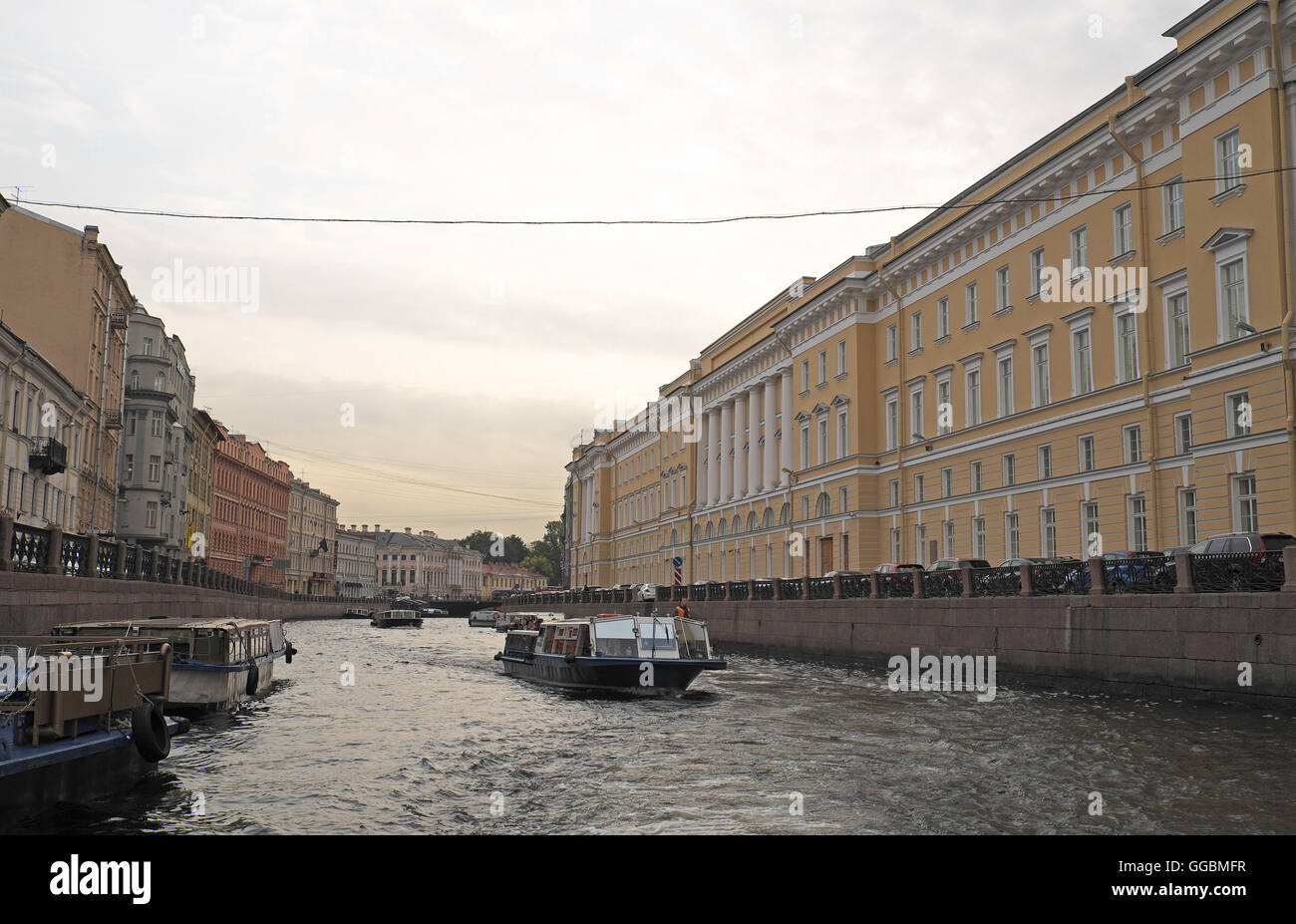 De beaux bâtiments à côté de la Rivière Fontanka, St Petersbourg, Russie. Banque D'Images