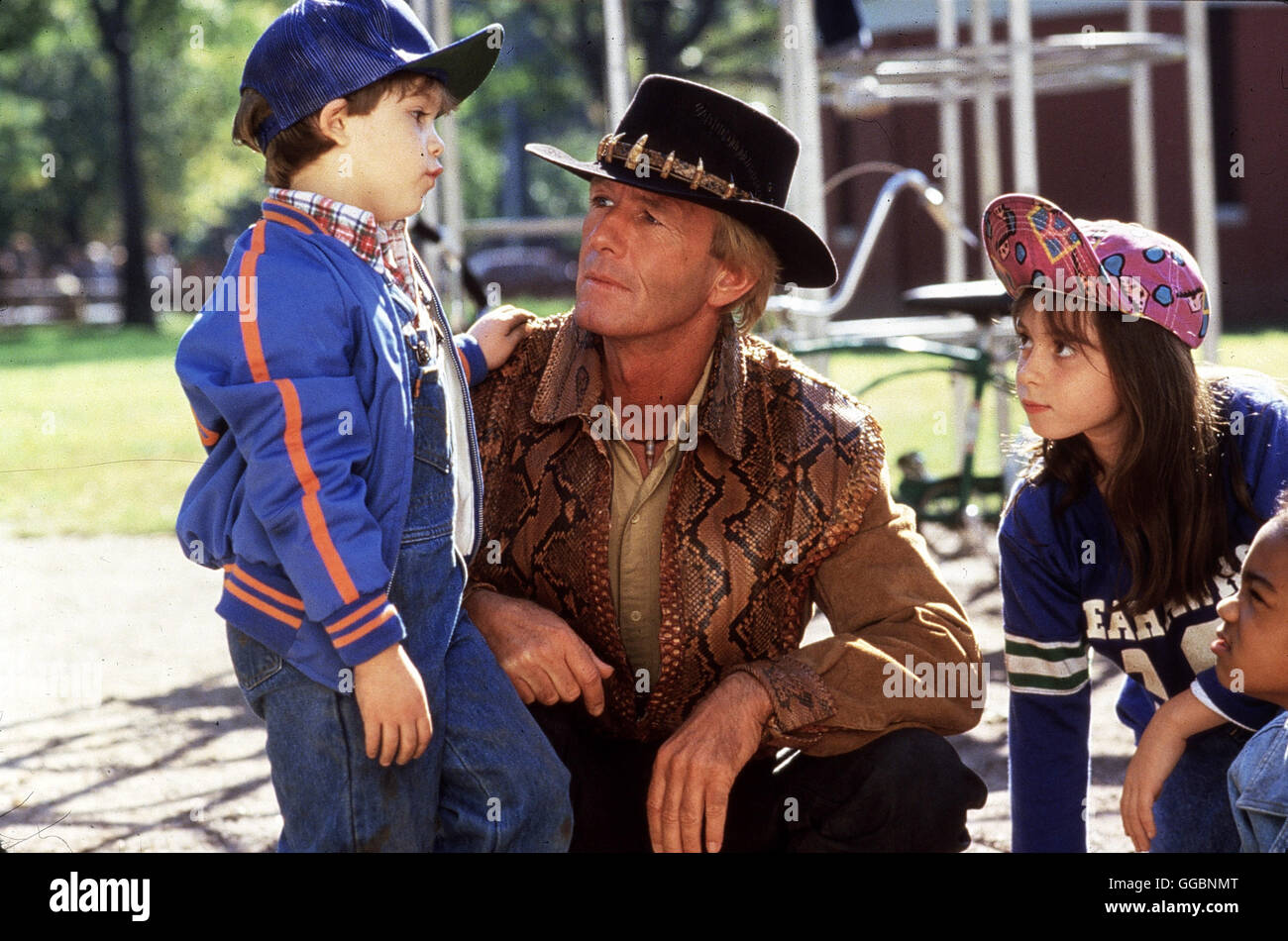 CROCODILE DUNDEE II / Crocodile Dundee II USA 1987 / John Cornell Alle lieben nhi : Crocodile Dundee (PAUL HOGAN) hat en senneur neuen Heimat New York nicht nur für Aufsehen gesorgt : Er hat auch mit grosse und kleine Freunde Ecke gewonnen. Dennoch zieht es nhi zurück in den australischen Busch - verfolgt südamerikanischen von Dealern... Regie : John Cornell aka. Crocodile Dundee II Banque D'Images