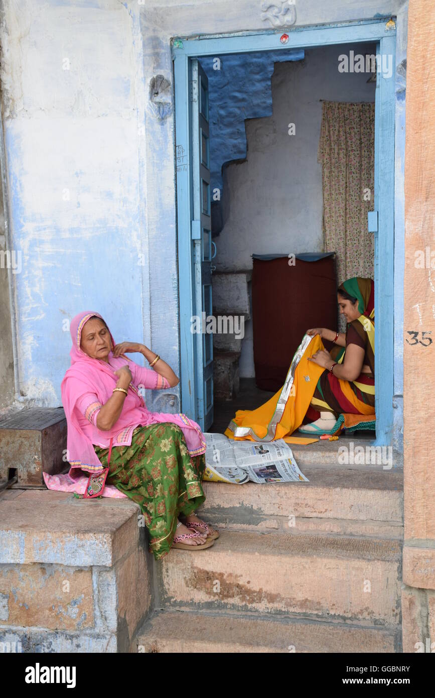 Les femmes indiennes en costume traditionnel à l'extérieur de leur maison dans la région de Jodhpur, Rajasthan, India Banque D'Images