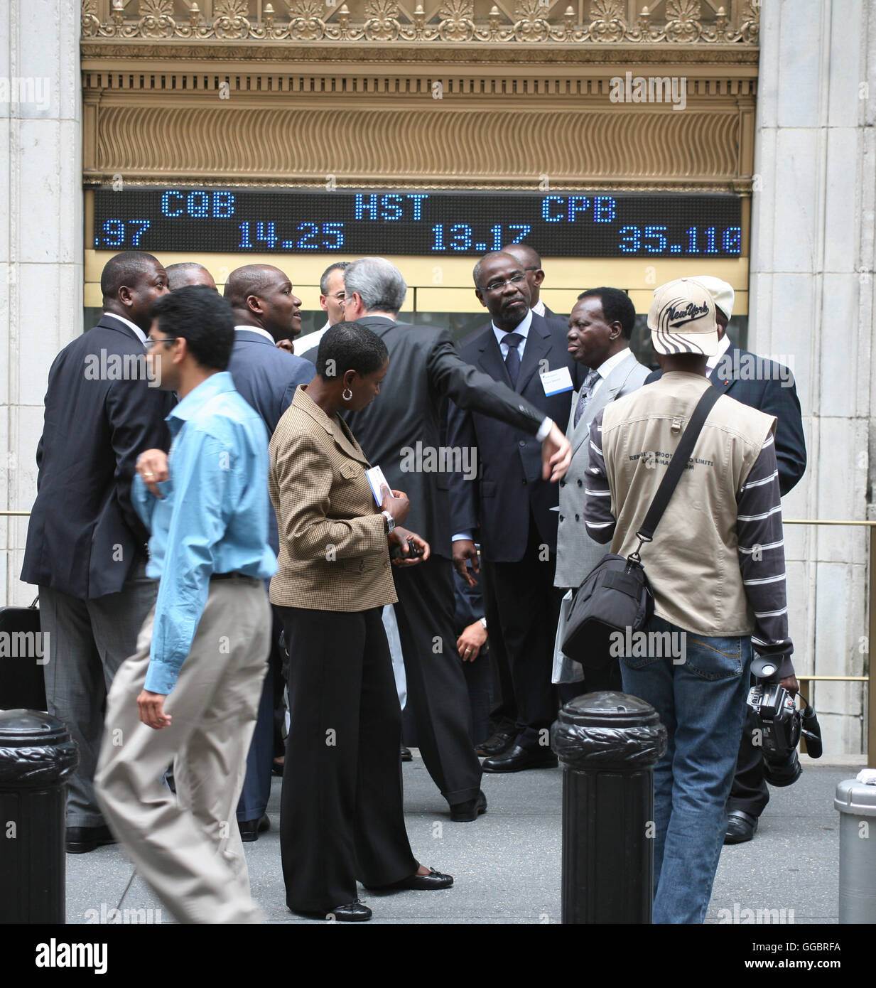New York Wall Street visiteurs pendant la pause à l'extérieur Banque D'Images