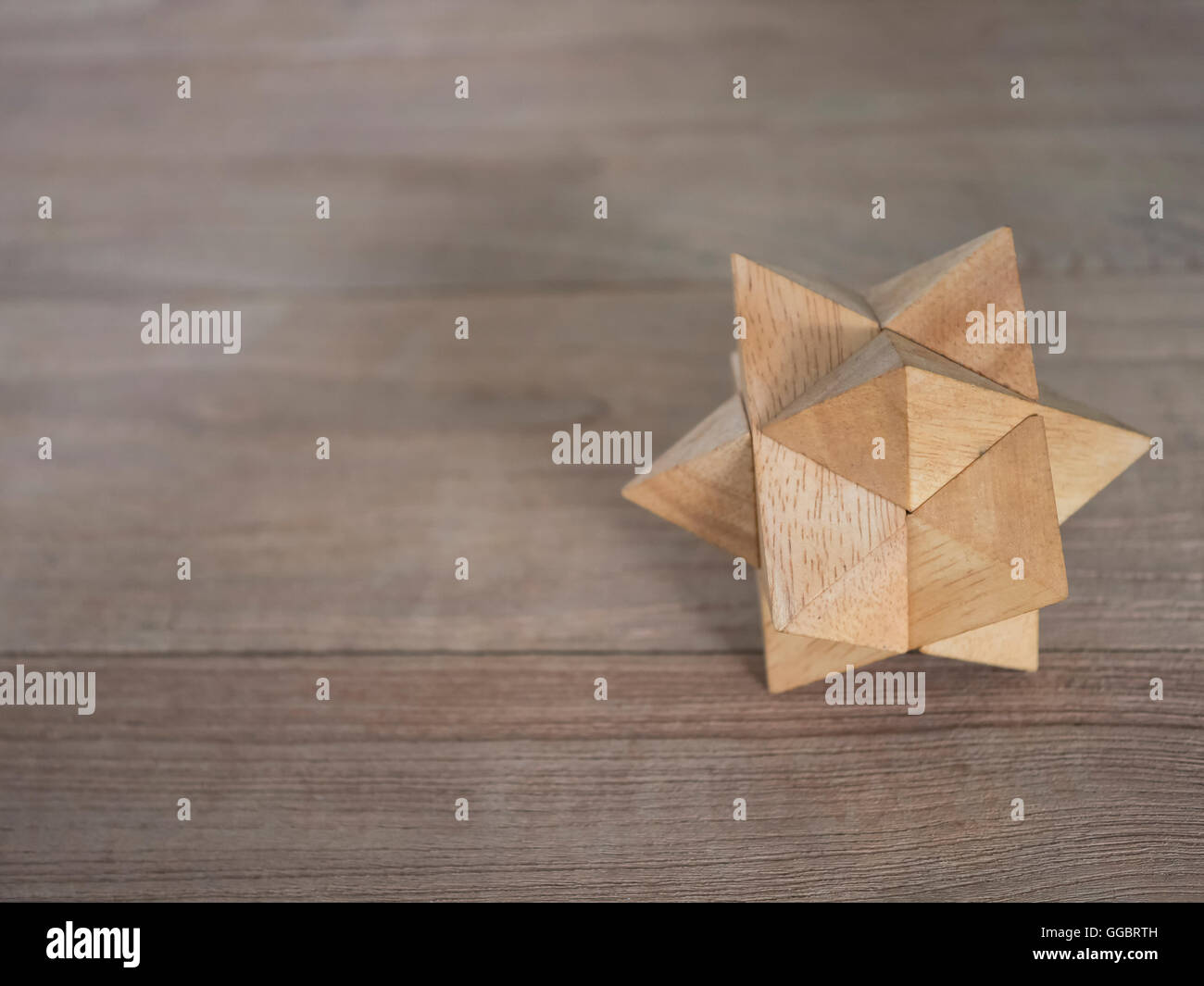 Des formes géométriques en bois Puzzle placé sur un plancher en bois. Banque D'Images