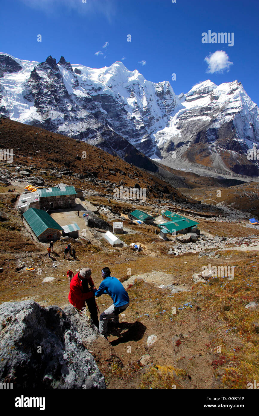 La formation des grimpeurs - travail corde glacier Khare - Mera peak system en arrière-plan Banque D'Images