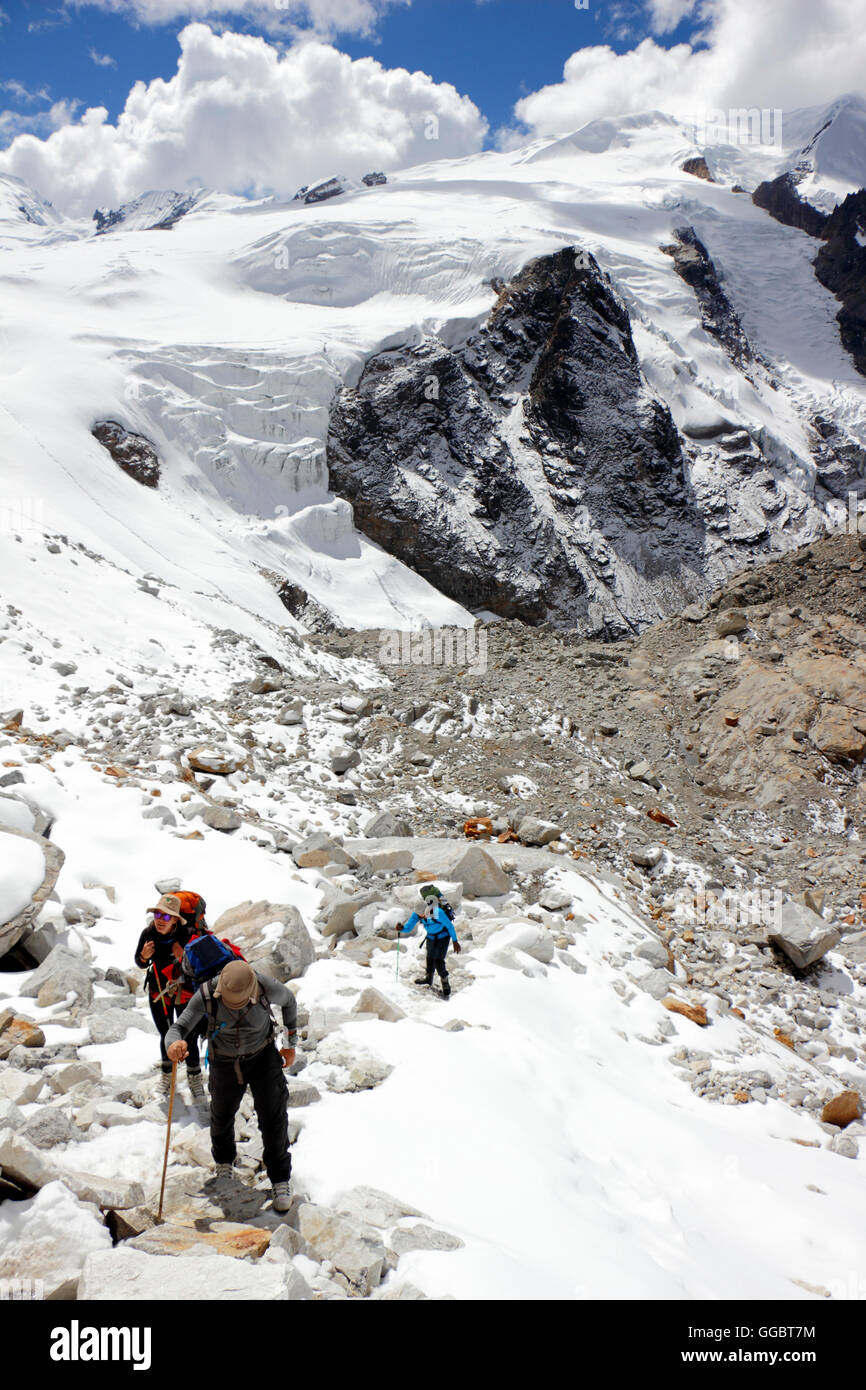 Les grimpeurs sur glace glasier sur la route jusqu'- Mera Peak camp - camp d'altitude et la neige champs en arrière-plan- Mera la Banque D'Images