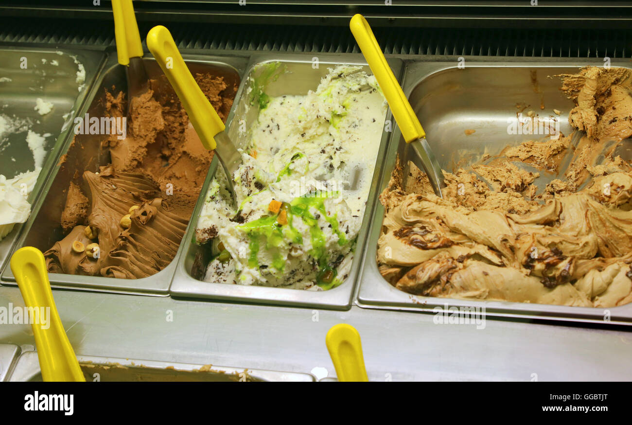 Bac en acier inoxydable avec beaucoup de fruits et de la crème glacée à la crème dans la sorbetière Banque D'Images