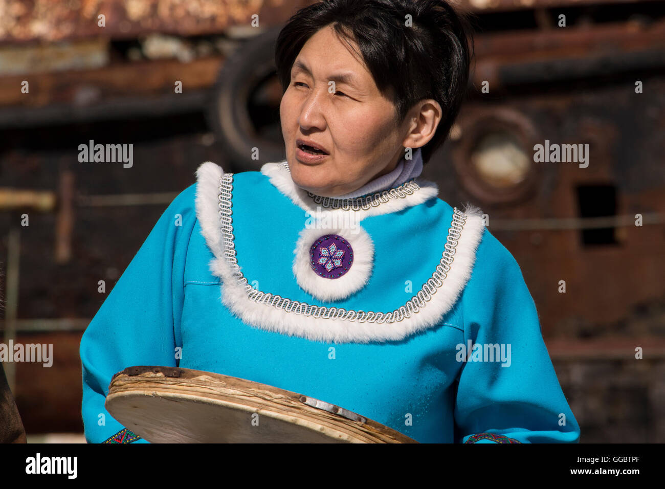 La Russie, Komsomolskaïa bay, okrug autonome de Tchoukotka. port de provideniya. femme autochtone de vêtements traditionnels, de tambours. Banque D'Images