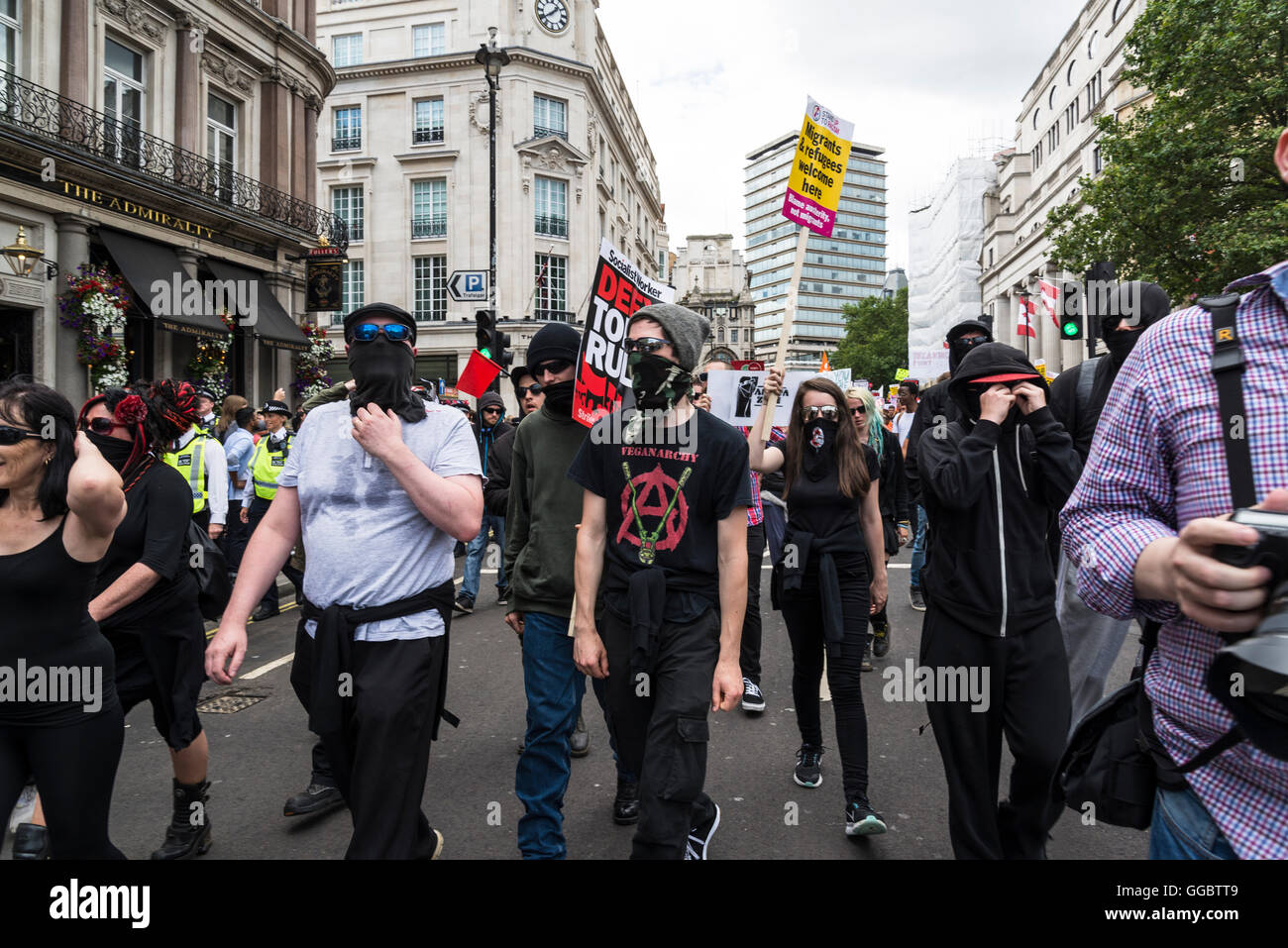 Les anarchistes , pas plus l'austérité - Non au racisme - conservateurs doivent aller, manifestation organisée par l'Assemblée des Peuples, Samedi 16 Juillet Banque D'Images