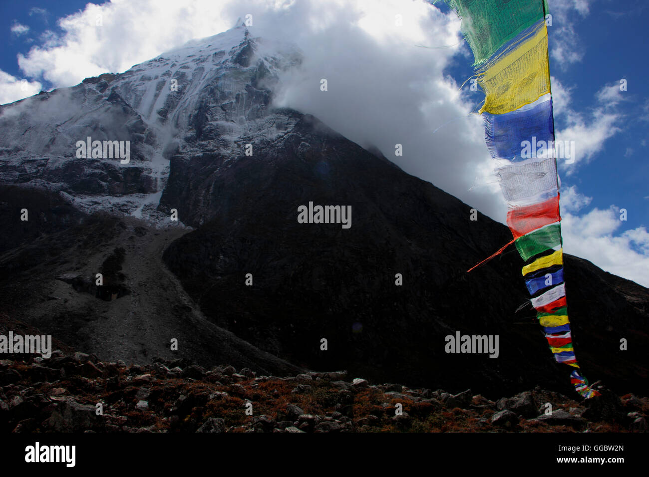 Avis de drapeaux de prière Tibetains en route vers Khare camp de base avec Mera mountain toile Banque D'Images Avis de drapeaux de prière Tibetains en route vers Khare camp de base avec Mera mountain toile Banque D'Images