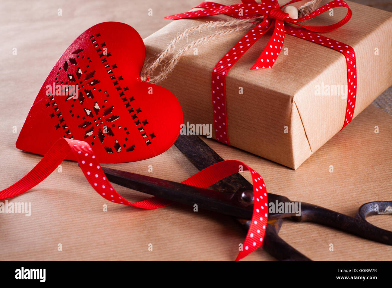L'emballage cadeau de Saint Valentin avec des cases et des ciseaux sur fond  de bois ou de papier Photo Stock - Alamy