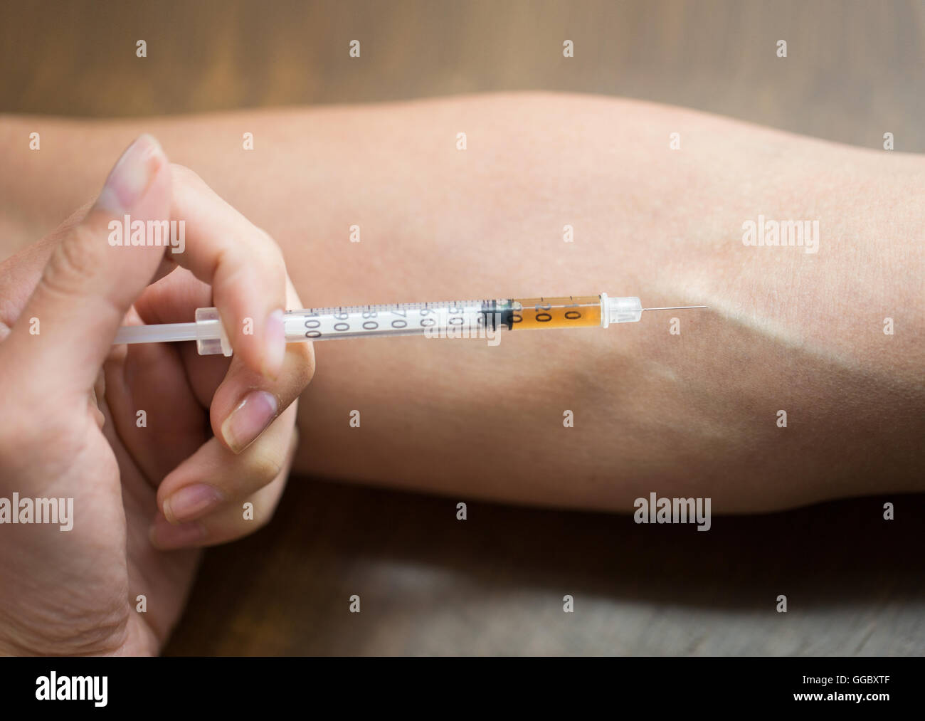 Close up de l'injection de drogues faisant main addict Banque D'Images