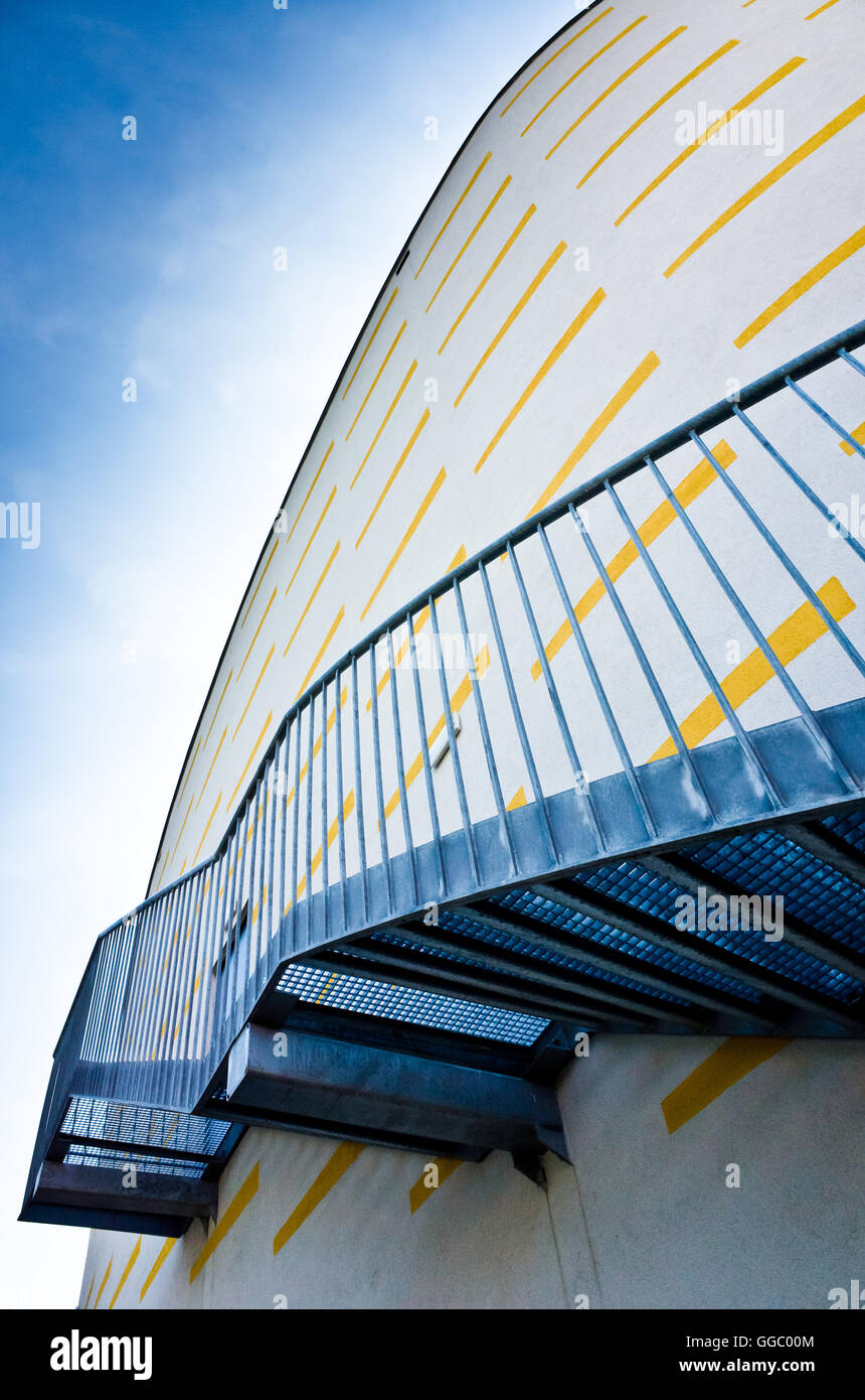Escalier tournant autour de la tour d'un bâtiment industriel murs Banque D'Images