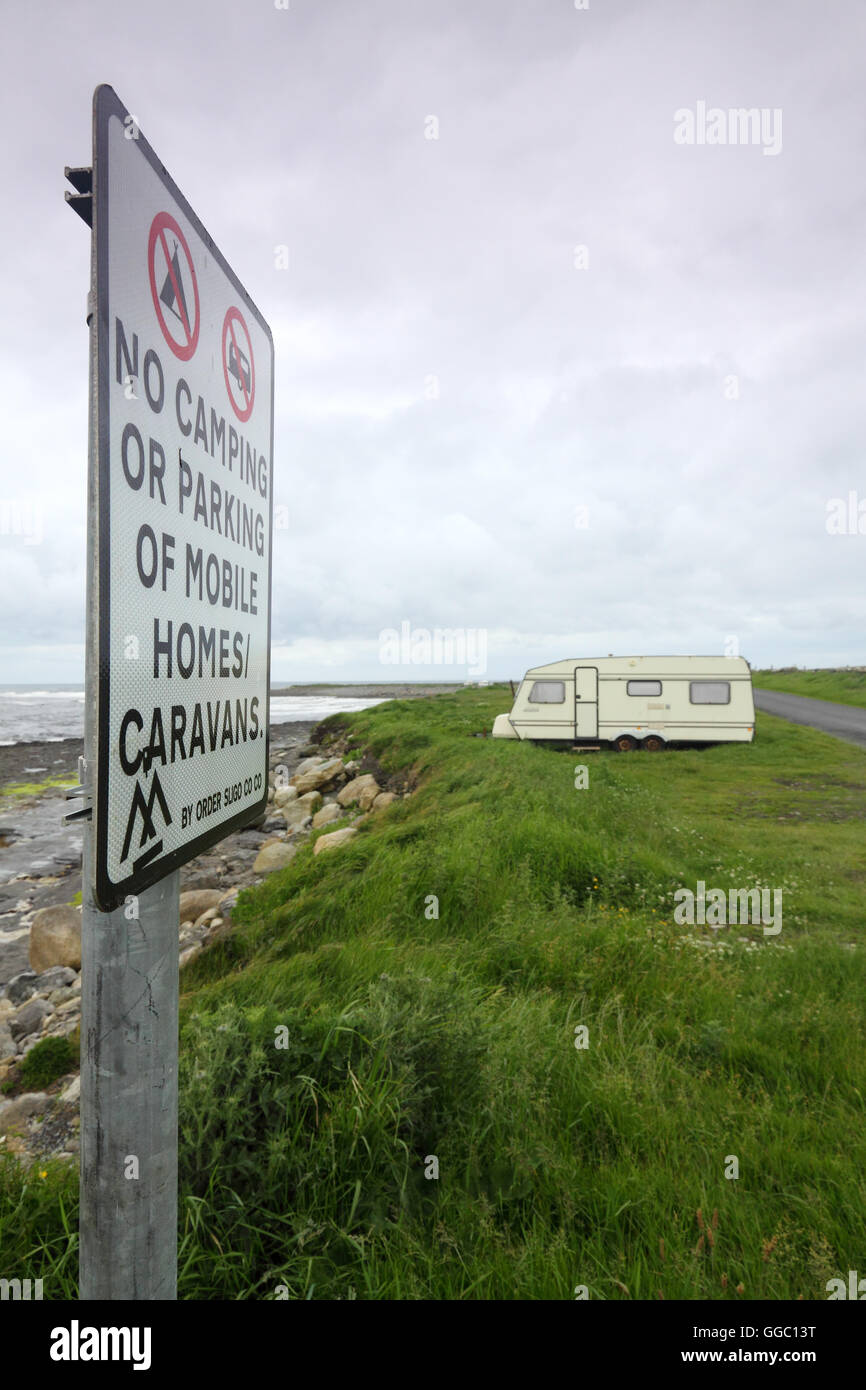 Caravane stationnée illégalement dans une zone de camping, pas Easky, Comté de Sligo, Irlande Banque D'Images