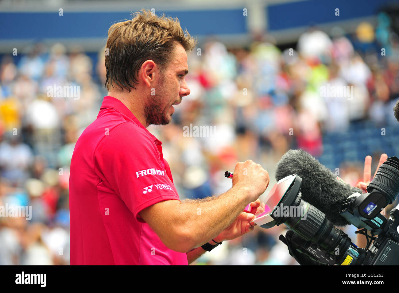 Stan Wawrinka signe un objectif de l'appareil photo à la Coupe Rogers 2016 Men's Open canadien à Toronto. Banque D'Images