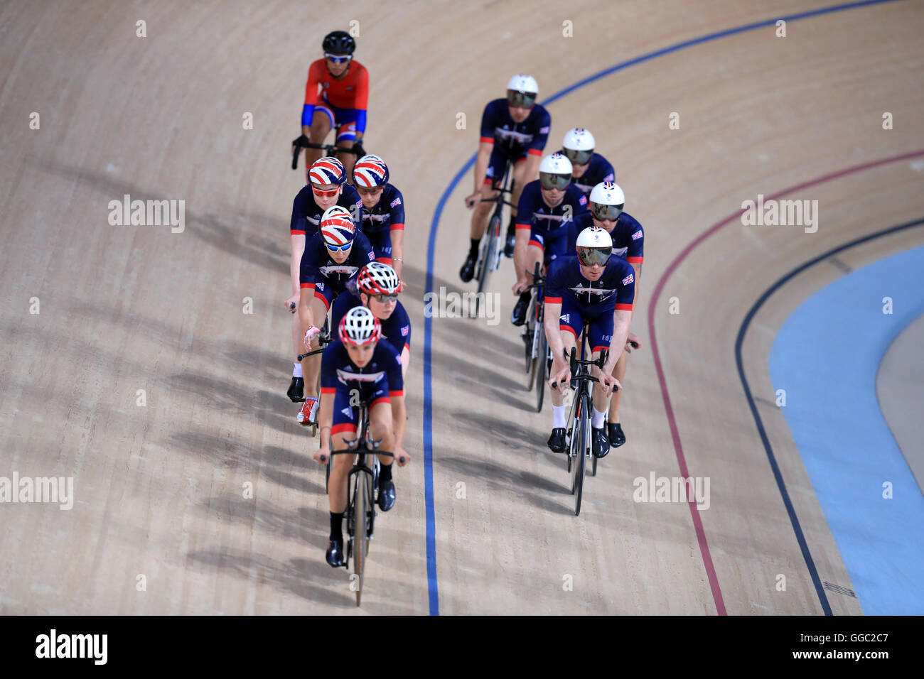 Great Britain's men and women's cycling team pendant une session de formation au vélodrome avant les Jeux Olympiques de Rio, au Brésil. Banque D'Images