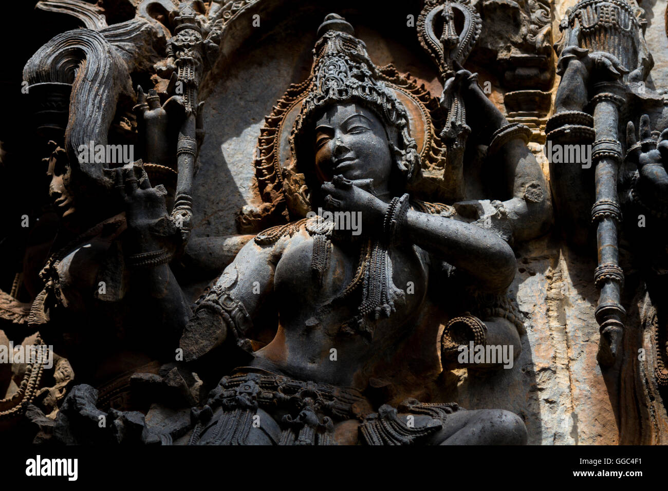 Beauté - démoli chaque sculpture dans les murs de temple Hoysaleswara est unique et magnifiquement sculpté. Halebidu Inde Banque D'Images