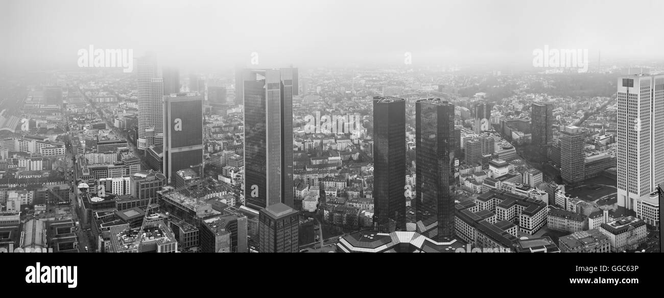 Le capital financier européen Francfort Skyline dans le brouillard Banque D'Images