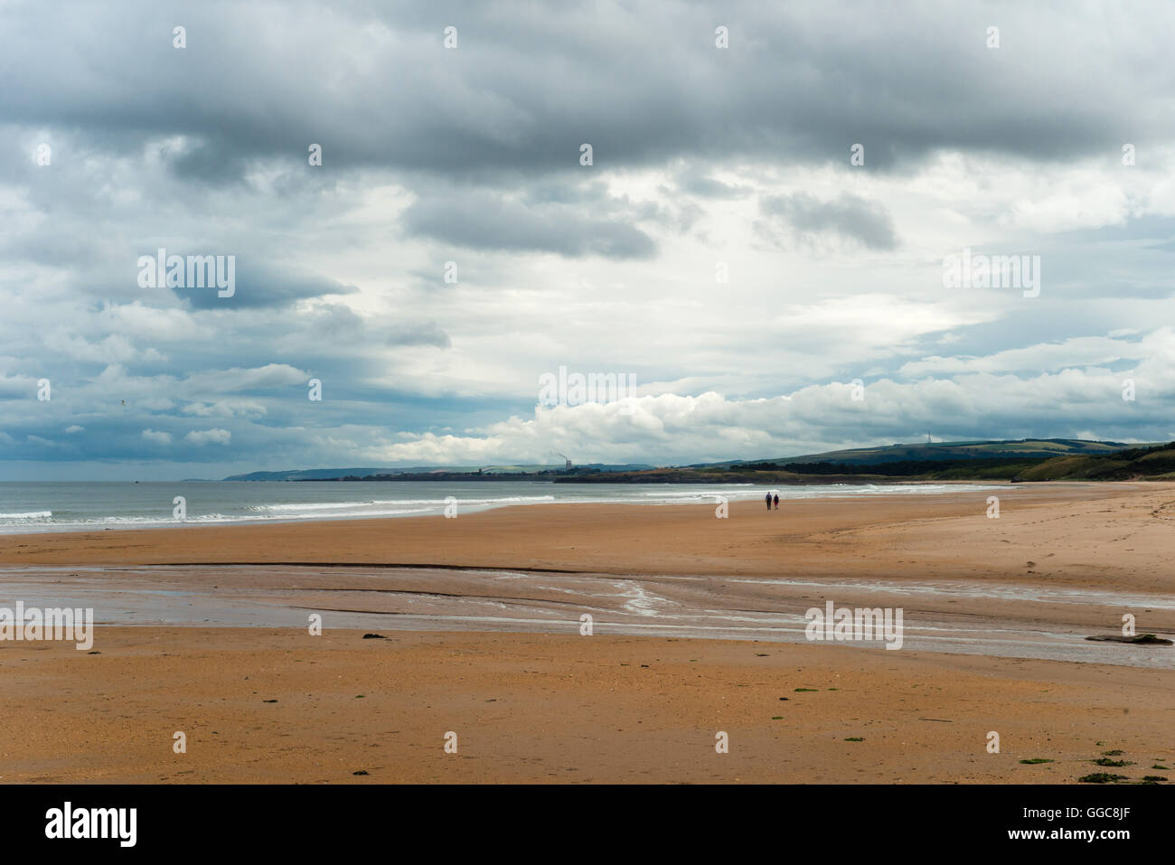 Les gens qui marchent sur la plage près de l'East Lothian en Scoughall Banque D'Images