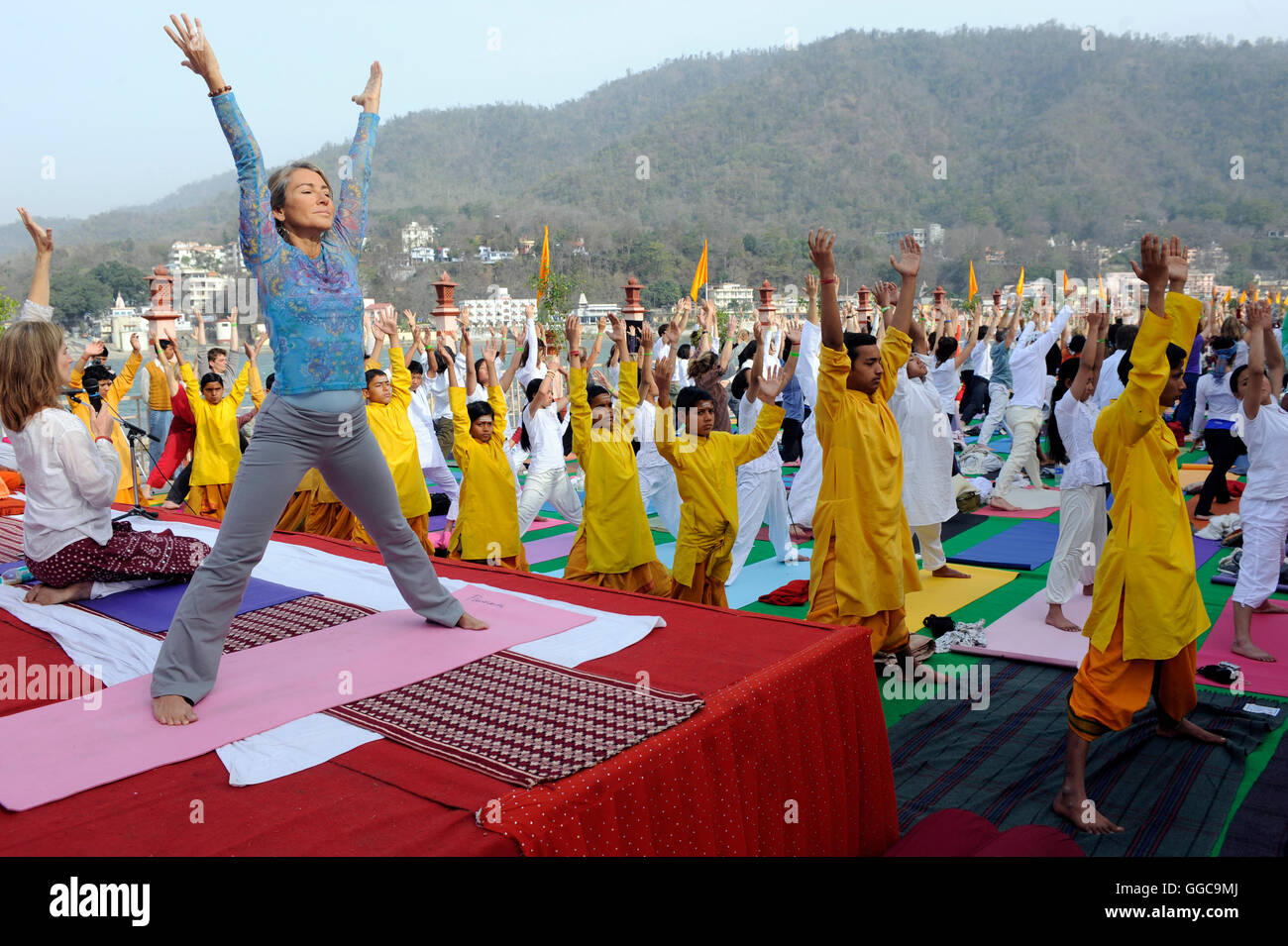 Gurmukh Kaur Khasala co-fondateur et directeur de la légendaire Yoga studio Golden pont mène un matin dans la classe de Kundalini Yoga sur les bords du Gange , Rishikesh n.l'Inde. Ses anciens clients ont inclus Madonna et Gyneth Paltrow ici, elle participe à la 8e édition du Festival International de Yoga 01 Mars - 07 mars 2009 organisé par l'Uttarakhand Tourism Development Board & Parmath Niketan Ashram. Plus de 300 délégués de plus de 30 pays se sont réunis sur les rives du Gange, la plus sacrée de toutes les rivières indiennes comme Swami G le chef de l'ashram Banque D'Images