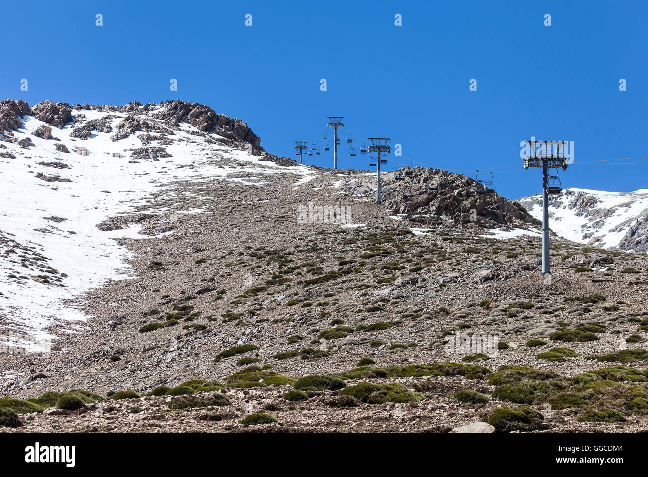 La remontée mécanique de l'Oukaimeden, dans les montagnes du Haut Atlas du Maroc. L'Oukaimeden est la plus haute station de ski d'Afrique. Banque D'Images