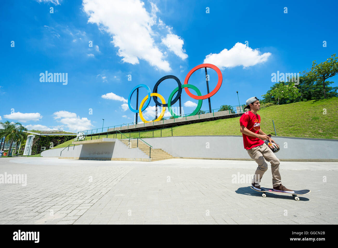 RIO DE JANEIRO - Mars 18, 2016 : un jeune skateur professionnel en face de patins installés pour les anneaux olympiques Jeux d'été 2016. Banque D'Images