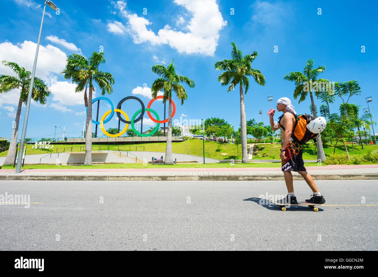 RIO DE JANEIRO - Mars 18, 2016 : un jeune skateur professionnel en face de patins installés pour les anneaux olympiques Jeux d'été 2016. Banque D'Images