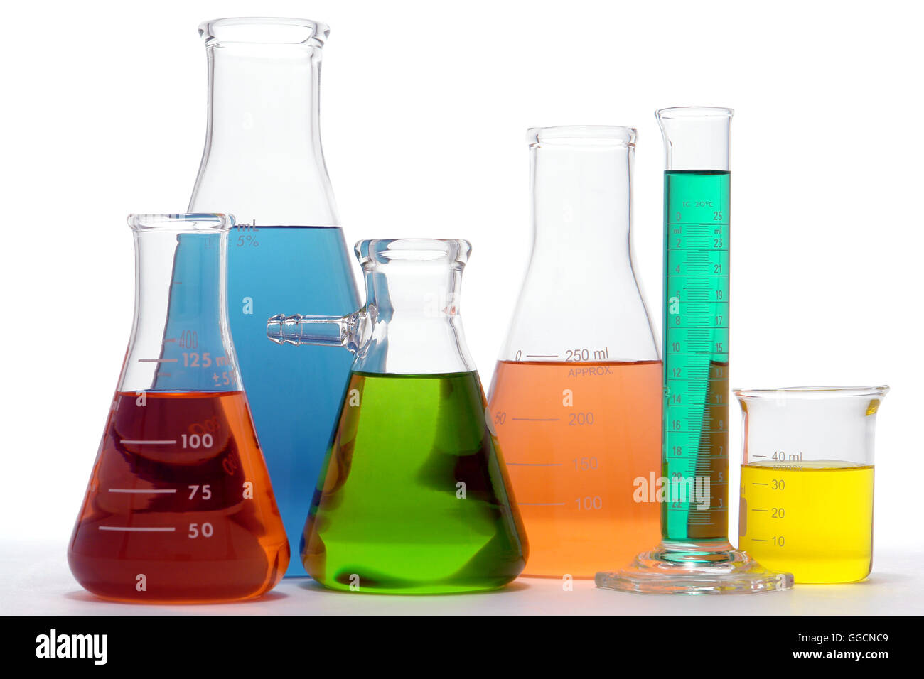 Laboratoire de verre assorties erlenmeyers conique avec vérin scientifique diplômé et bécher rempli de liquides de couleur Banque D'Images