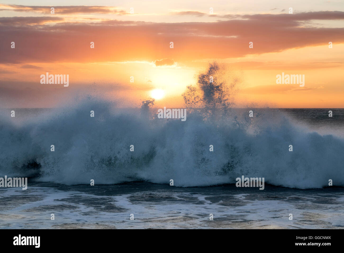 Coucher du soleil et des vagues à Hapuna Beach. Hawaii Island Banque D'Images