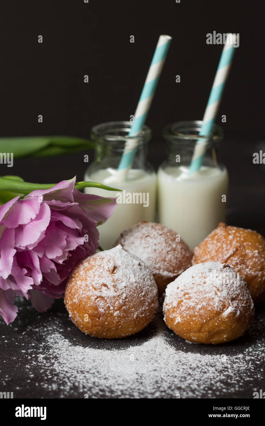 Jelly donuts et deux bouteilles de lait Banque D'Images