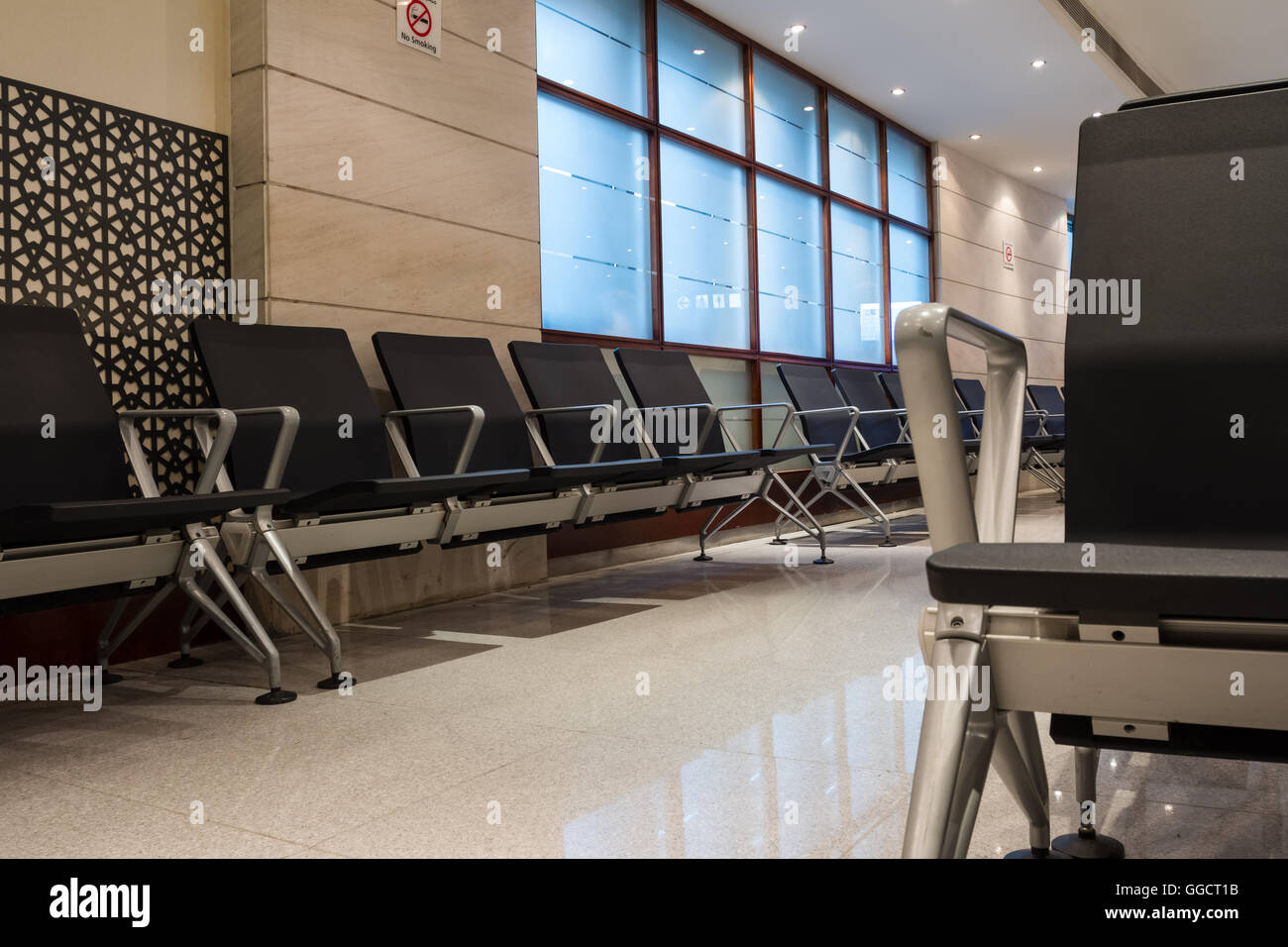 L'arrivée de l'aéroport de Doha, ces chaises dans le hall pour les passagers Banque D'Images
