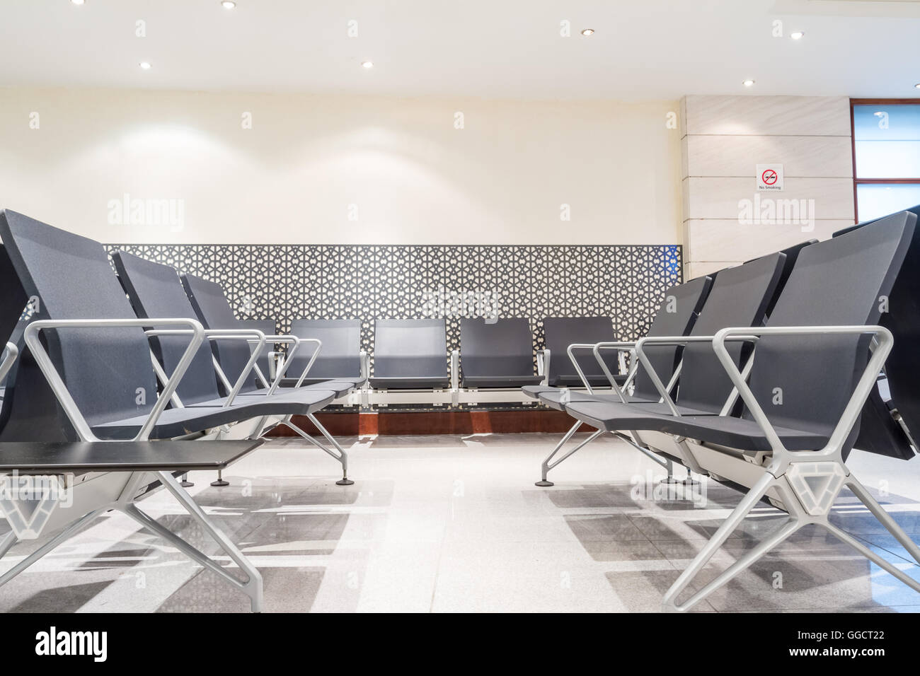 L'arrivée de l'aéroport de Doha, ces chaises dans le hall pour les passagers Banque D'Images