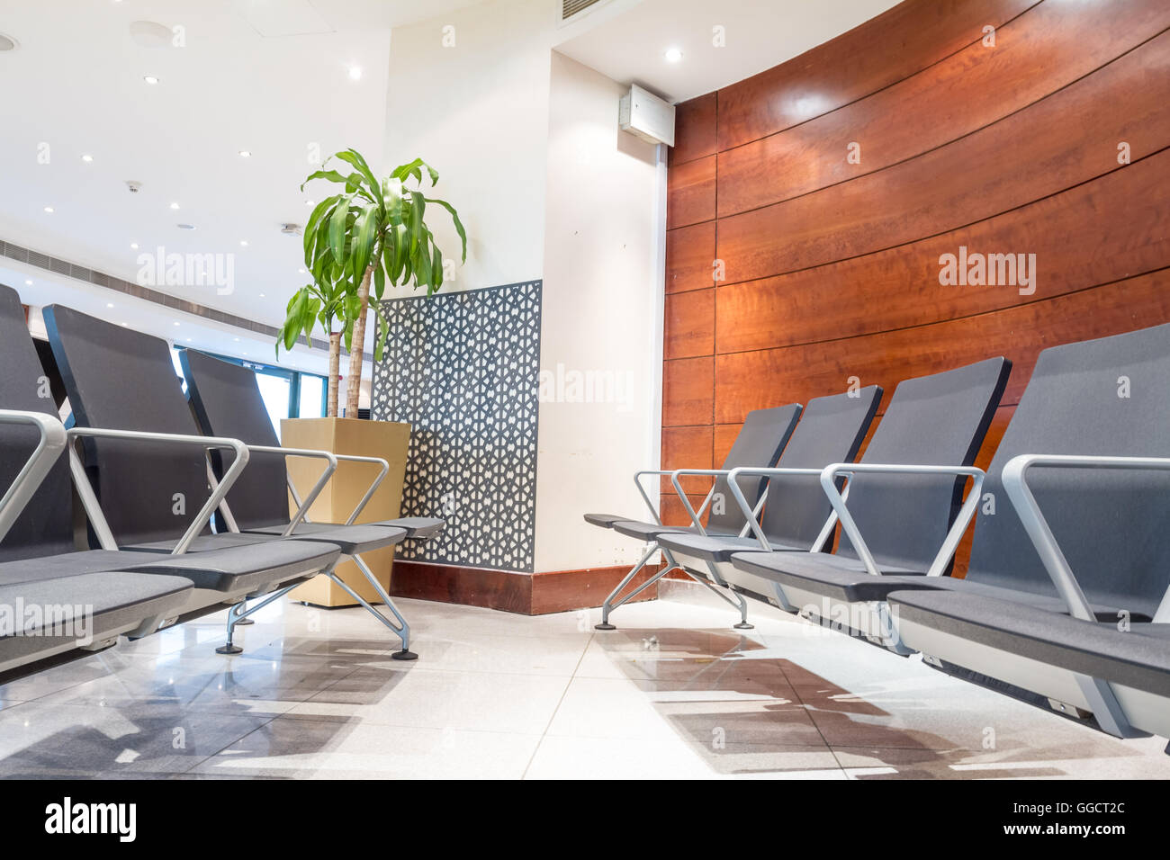 L'arrivée de l'aéroport de Doha, ces chaises dans le hall pour les passagers Banque D'Images