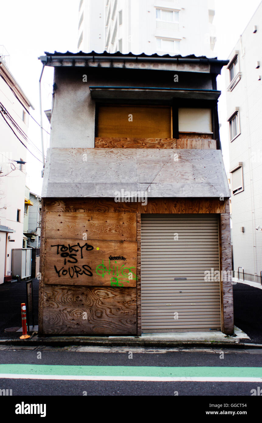 Scène de rue de Tokyo Japon, des graffitis sur des capacités à lire 'Tokyo est la vôtre" Banque D'Images