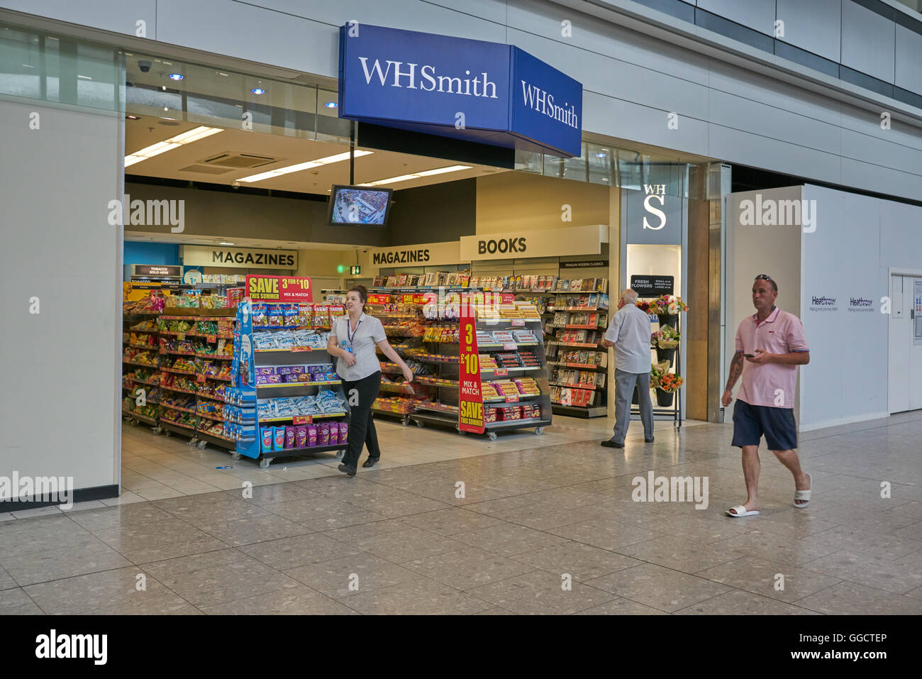 WH Smiths airport shop Banque D'Images