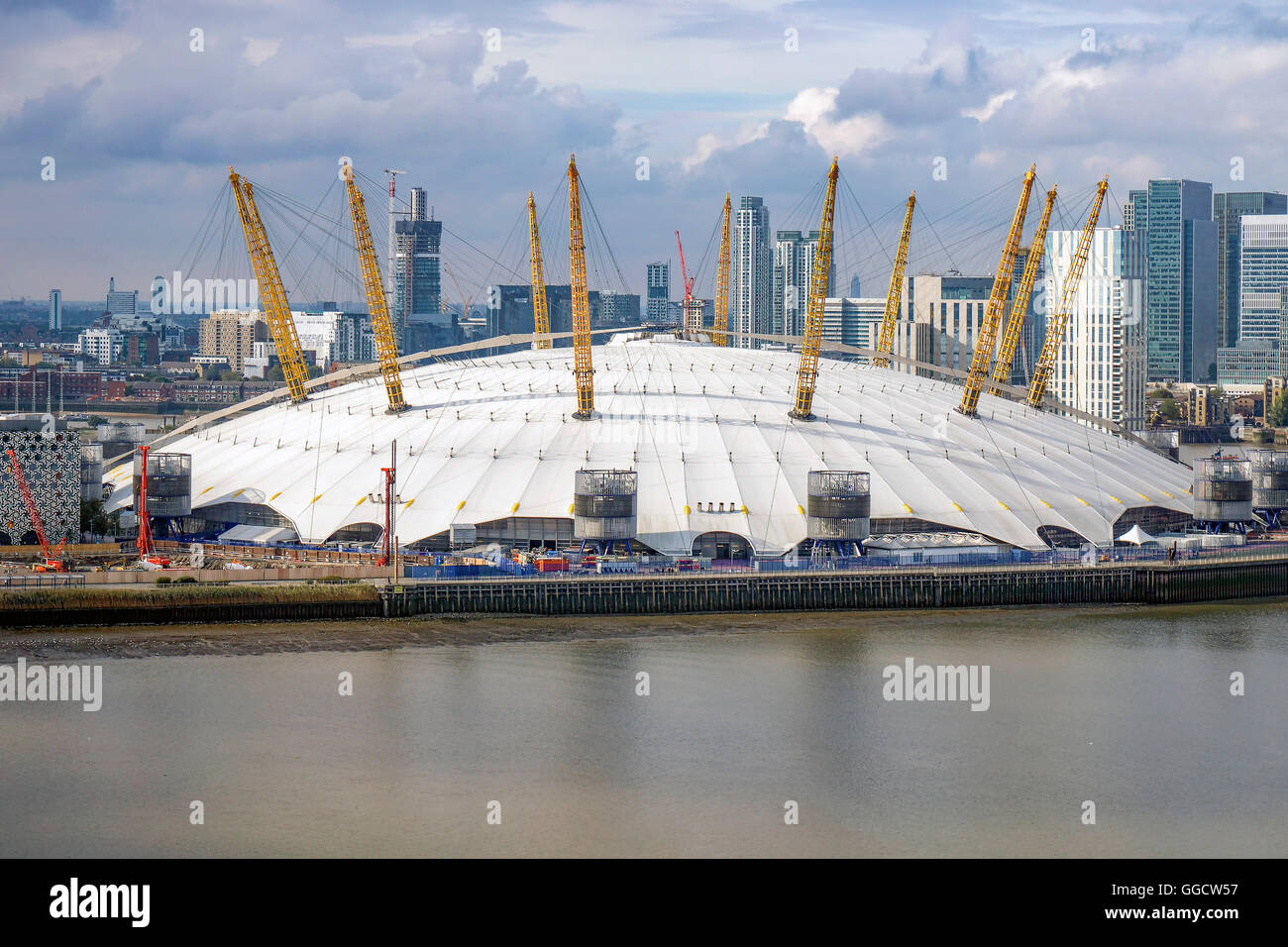 Le téléphérique Emirates Airline à Londres offre une vue imprenable sur le quartier des docks de Londres, y compris l'O2 arena. Banque D'Images