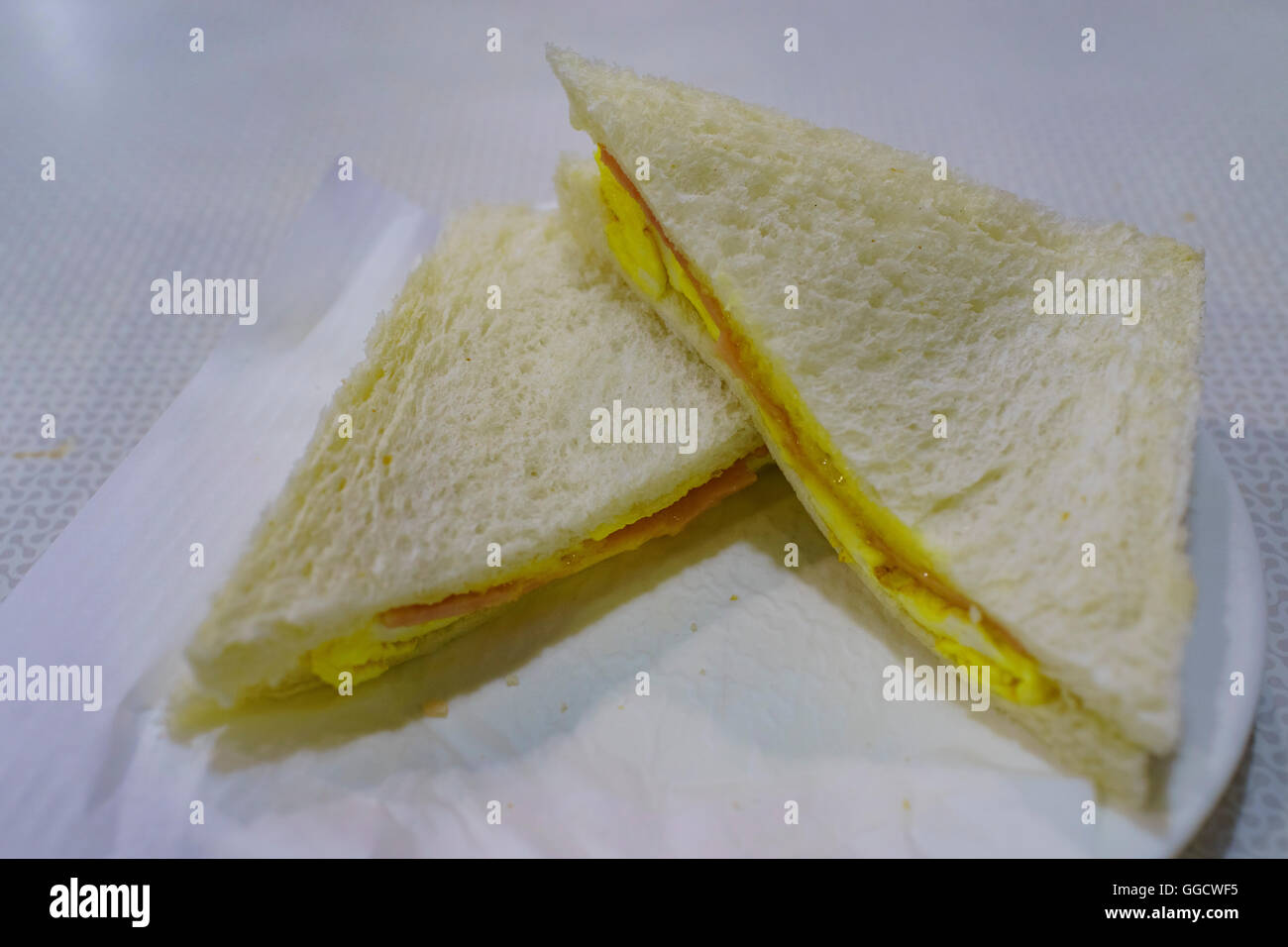 Sandwich au jambon et des oeufs est l'un des plus populaires et célèbres collations à Macao. Banque D'Images