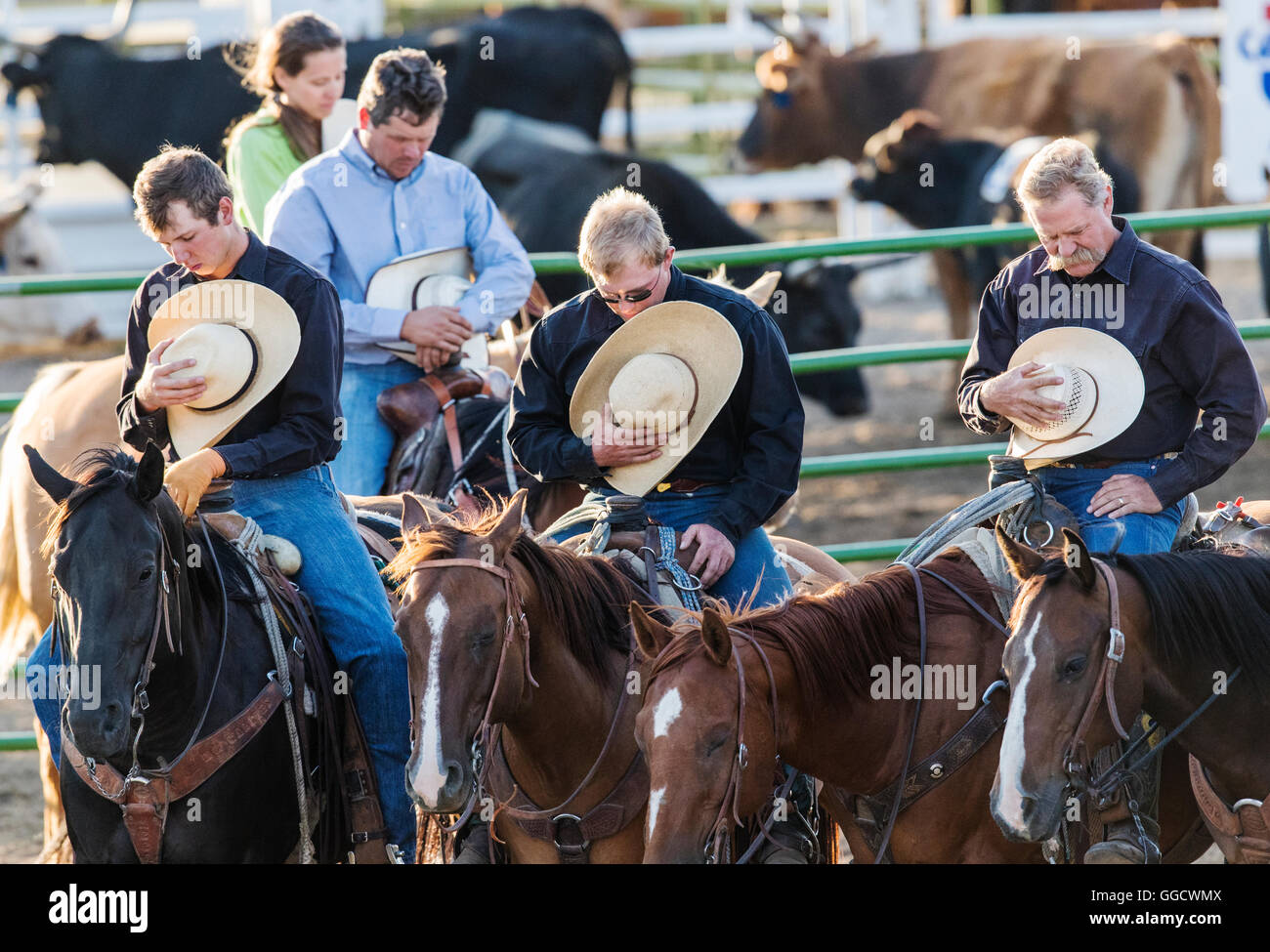 Cowboys et cowgirls avec des chapeaux enlevés pendant la prière ; Chaffee County Fair & Rodeo, Salida, Colorado, USA Banque D'Images