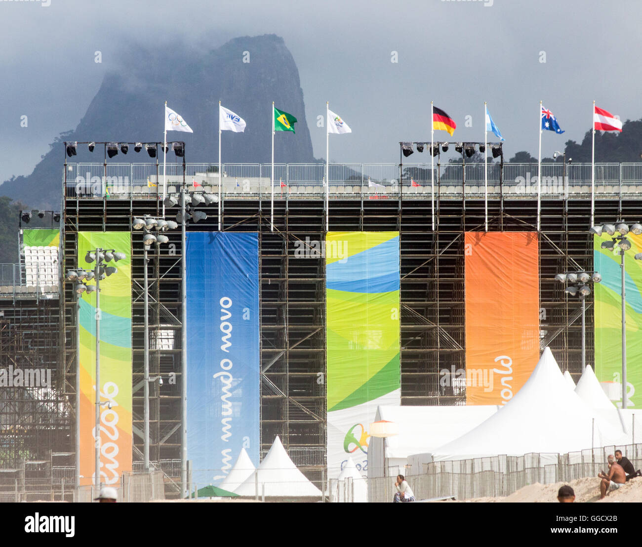 Brésil, Rio de Janeiro, les drapeaux des pays sur le stand spectacle pour les Olympiques à Copacabana Banque D'Images