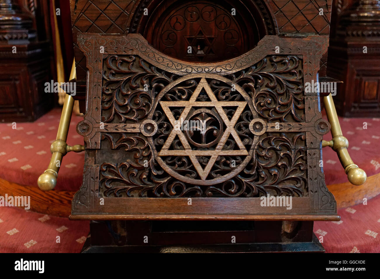 Un lutrin en noyer sculpté, à l'édifice historique Eldridge Street Synagogue sur le Lower East Side de Manhattan représente l'étoile de David. Banque D'Images