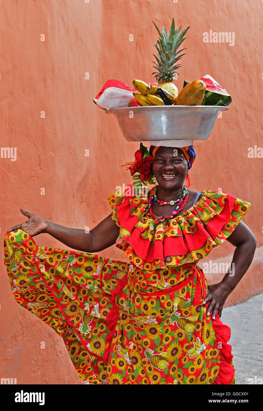 Femme Palenquera vendre à Carthagène, Colombie fruits Banque D'Images