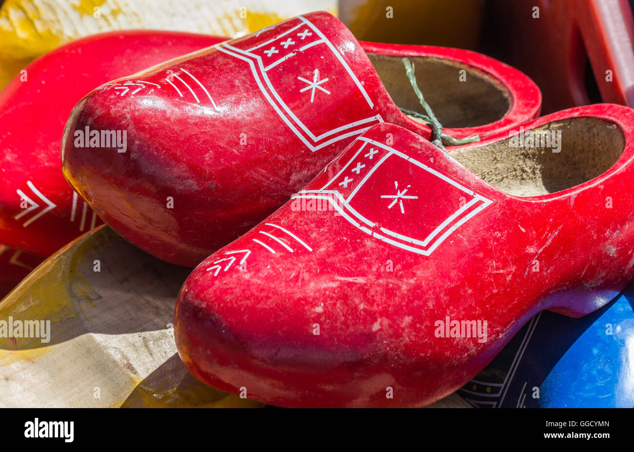Red paire de chaussures en bois traditionnel néerlandais Banque D'Images