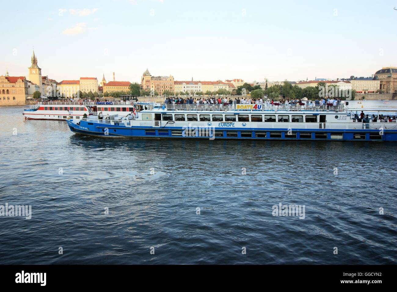 PRAGUE, RÉPUBLIQUE TCHÈQUE - 19 juillet : voyage en bateau sur la rivière Vltava, 19 juillet 2016 à Prague, République Tchèque Banque D'Images