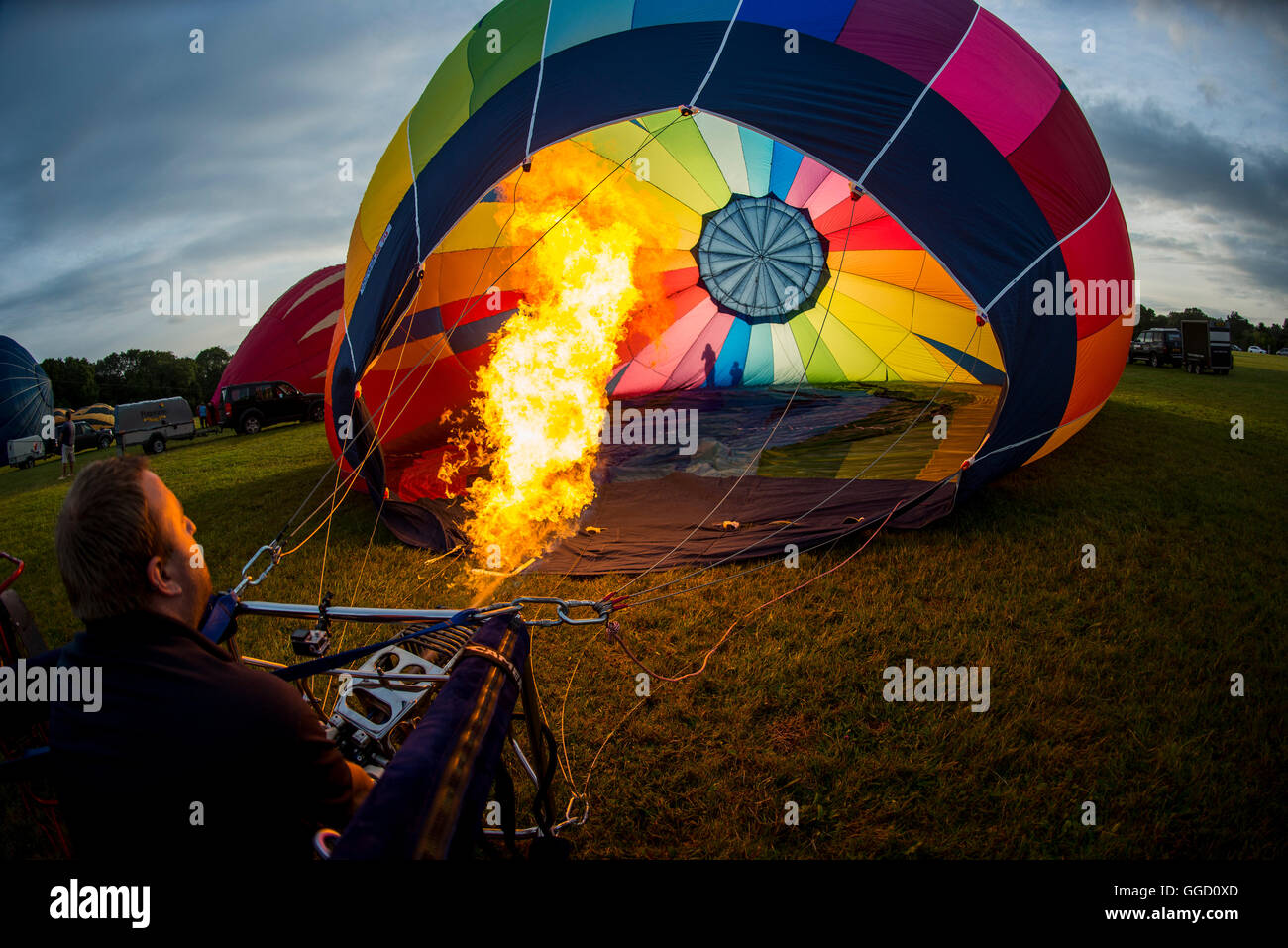 Bristol, Royaume-Uni. 5 août 2016. Montgolfières prendre pour le ciel au-dessus de Bristol à venir de l'International Balloon Fiesta. Banque D'Images